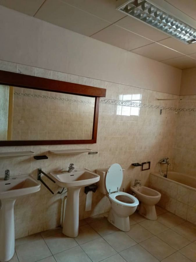 Maison (Villa) à louer - Yaoundé, Bastos, Bastos - 1 salon(s), 3 chambre(s), 2 salle(s) de bains - 1 000 000 FCFA / mois
