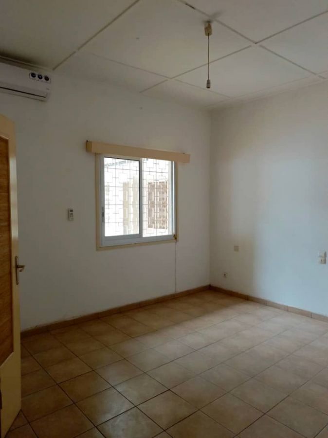 Maison (Villa) à louer - Yaoundé, Bastos, Bastos - 1 salon(s), 3 chambre(s), 2 salle(s) de bains - 1 000 000 FCFA / mois