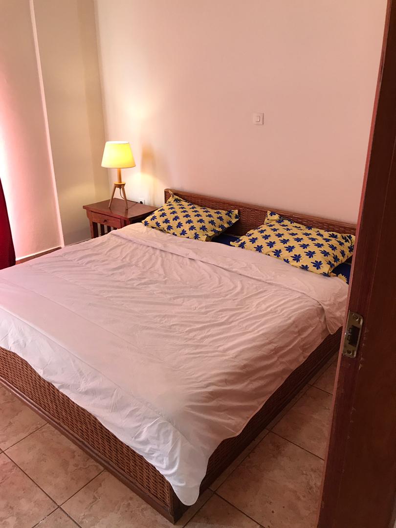 Appartement à louer - Yaoundé, Bastos, Pas loin de super U - 1 salon(s), 2 chambre(s), 3 salle(s) de bains - 700 000 FCFA / mois