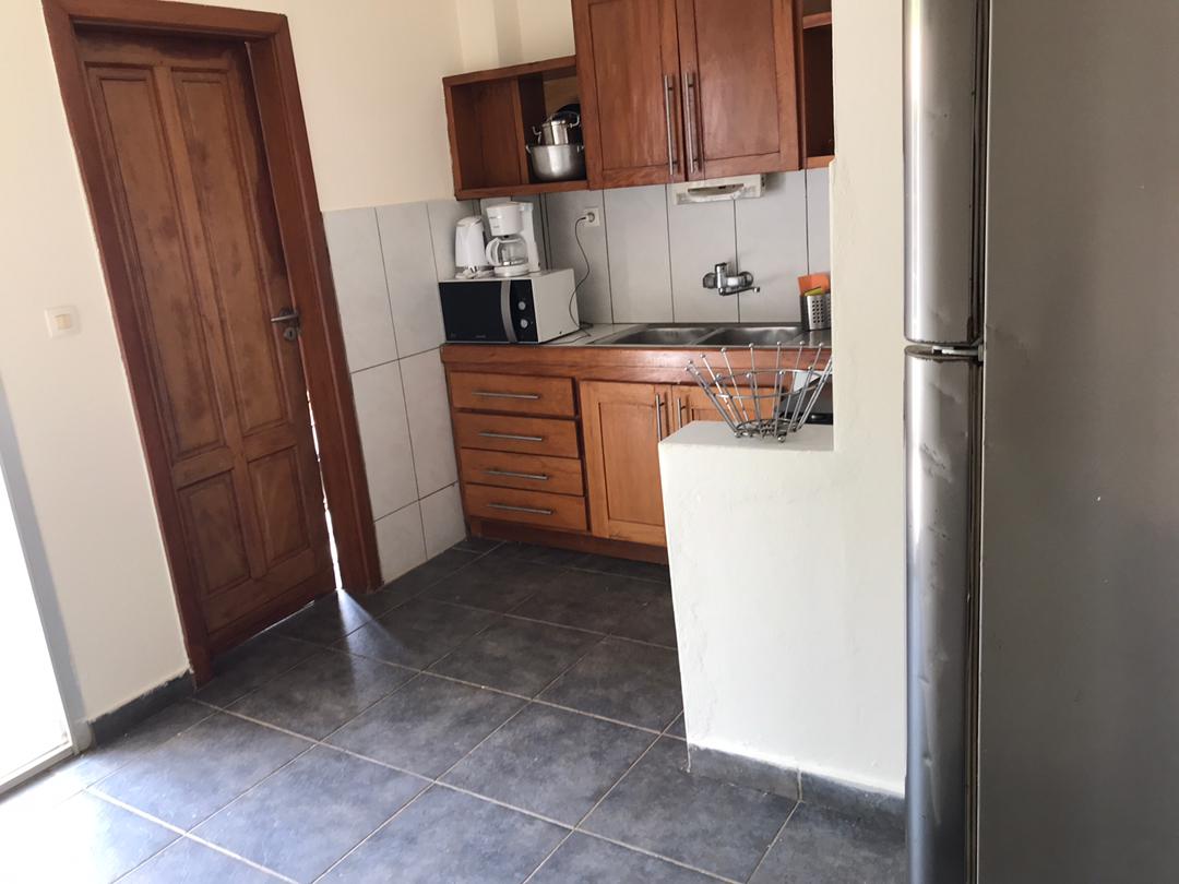 Appartement à louer - Yaoundé, Bastos, Pas loin de super U - 1 salon(s), 2 chambre(s), 3 salle(s) de bains - 700 000 FCFA / mois