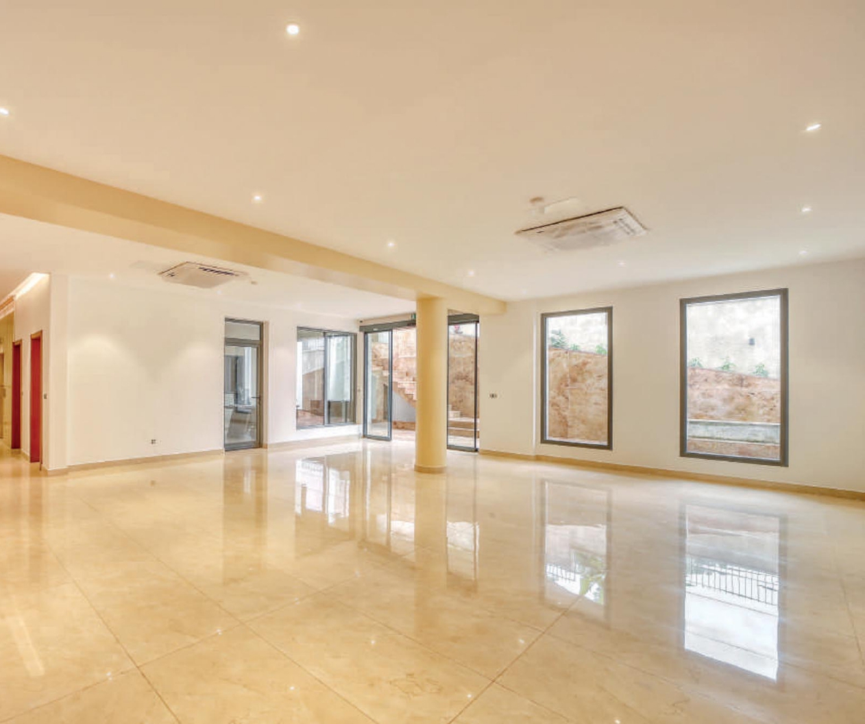 Apartment to rent - Yaoundé, Bastos, Golf - 1 living room(s), 3 bedroom(s), 4 bathroom(s) - 2 500 000 FCFA / month