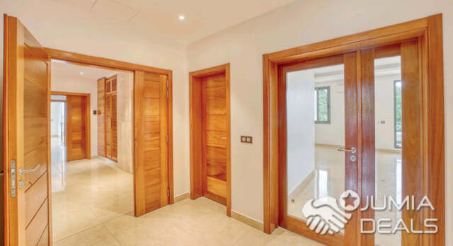 Apartment to rent - Yaoundé, Bastos, Golf - 1 living room(s), 3 bedroom(s), 4 bathroom(s) - 2 500 000 FCFA / month