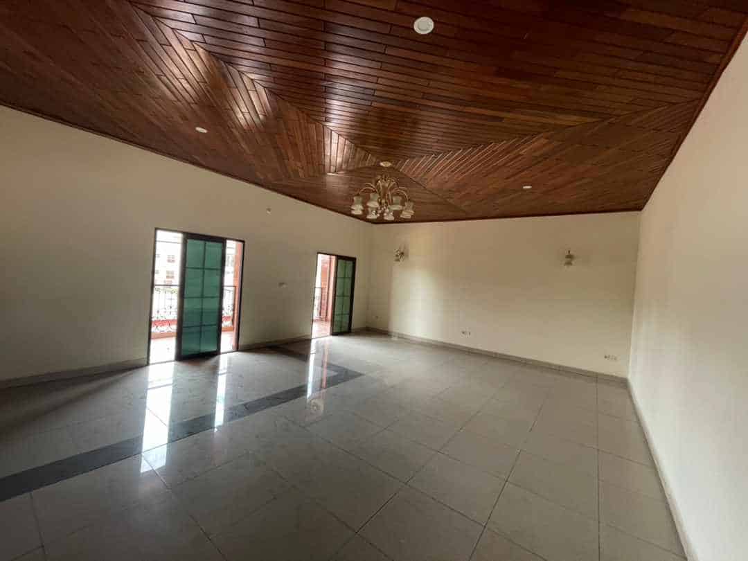 Apartment to rent - Yaoundé, Bastos, Dragage - 1 living room(s), 3 bedroom(s), 4 bathroom(s) - 600 000 FCFA / month