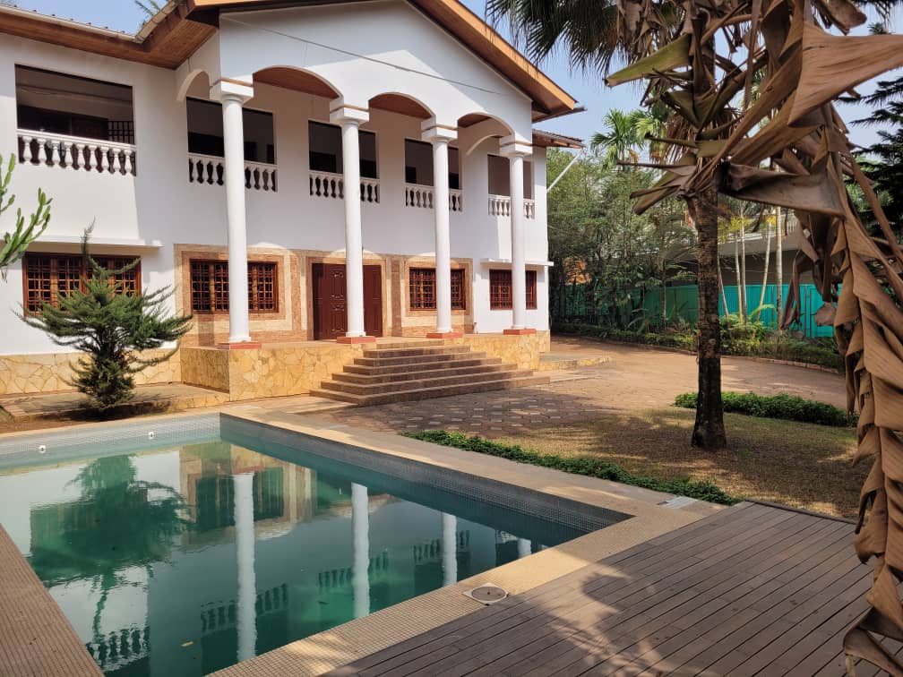 Office to rent at Yaoundé, Bastos, Bastos - 1000 m2 - 2 500 000 FCFA