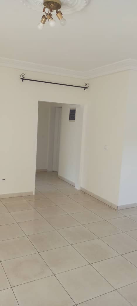 Appartement à louer - Yaoundé, Bastos, Pas loin de super U - 1 salon(s), 2 chambre(s), 3 salle(s) de bains - 400 000 FCFA / mois