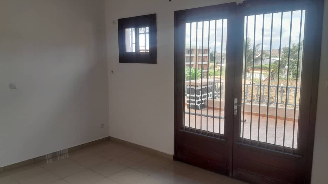Bureau à louer à Yaoundé, Bastos, Nouvelle route - 700 m2 - 1 700 000 FCFA