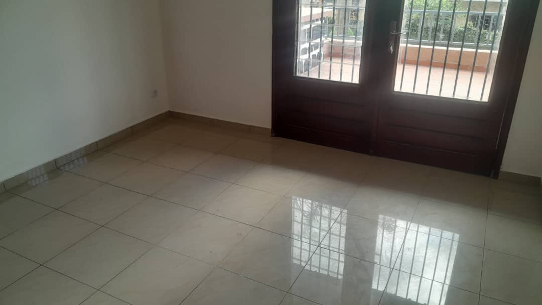 Bureau à louer à Yaoundé, Bastos, Nouvelle route - 700 m2 - 1 700 000 FCFA