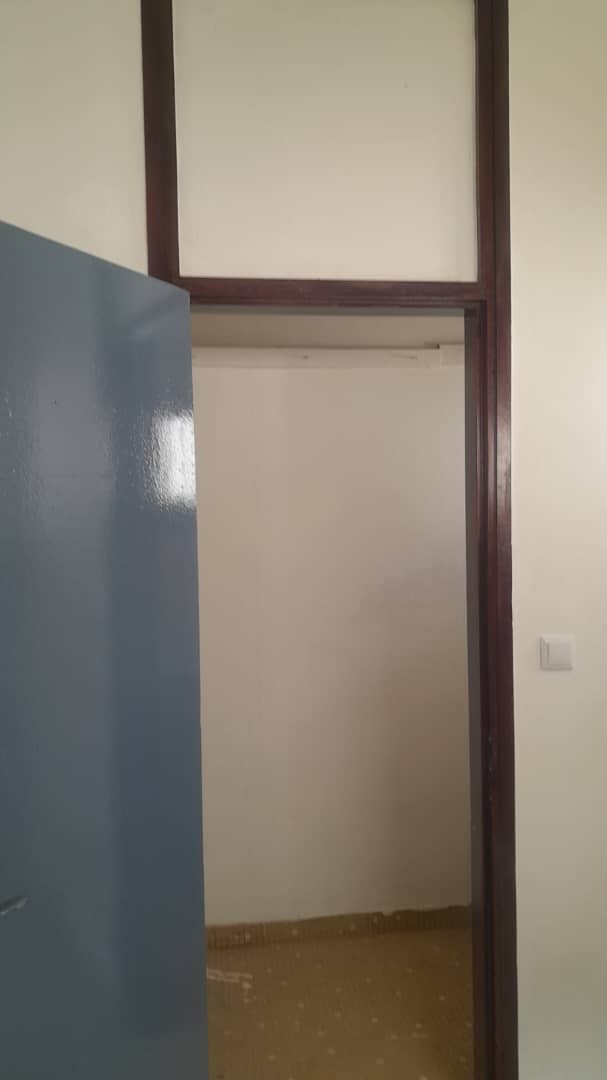 Bureau à louer à Yaoundé, Bastos, Nouvelle route - 700 m2 - 1 700 000 FCFA