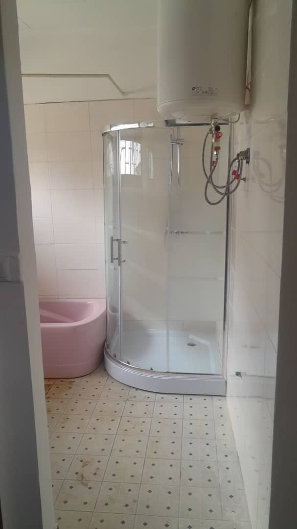 Bureau à louer à Yaoundé, Bastos, Nouvelle route - 700 m2 - 1 700 000 FCFA