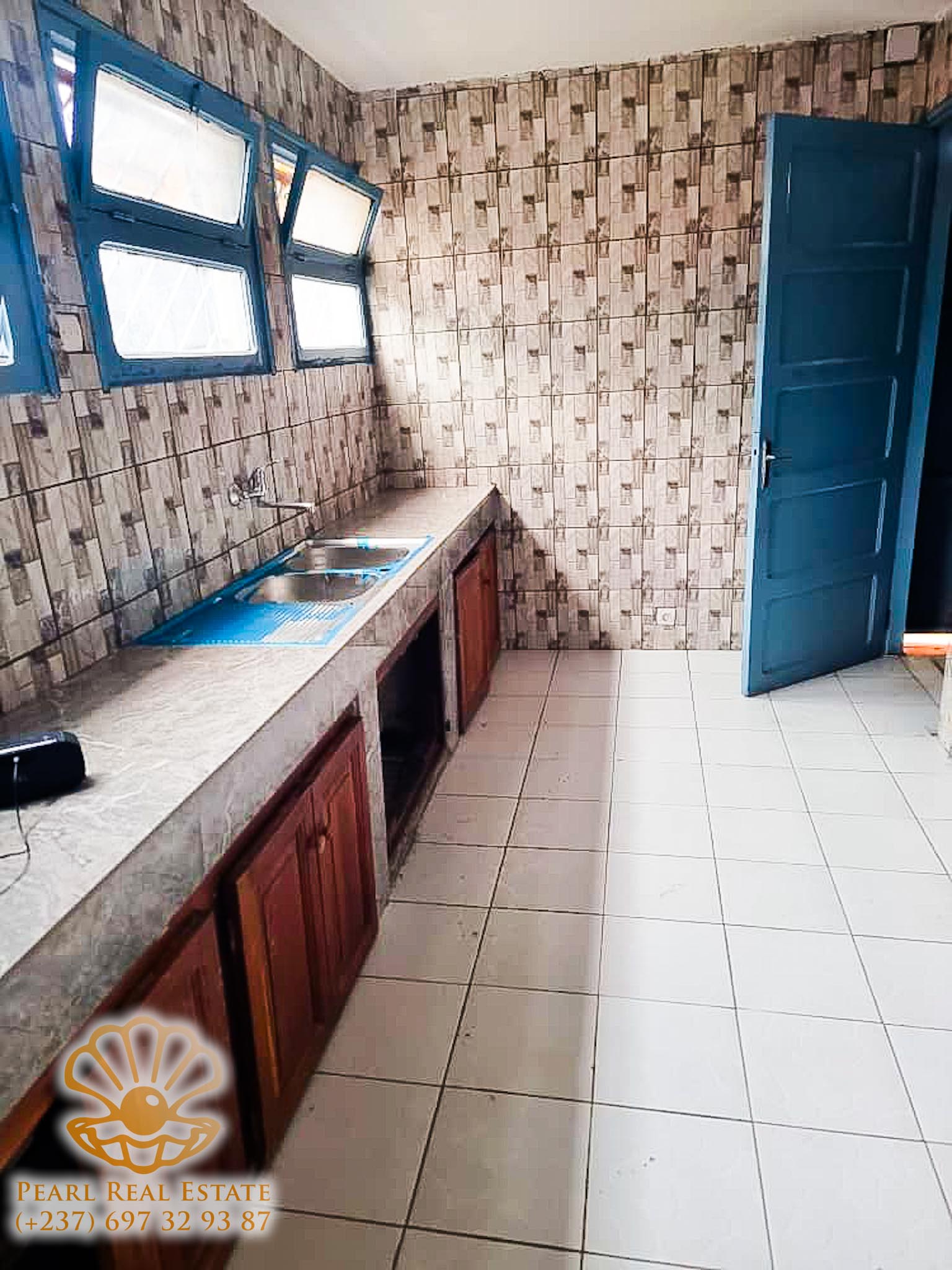 Maison (Villa) à louer - Yaoundé, Bastos, Nlongkak - 1 salon(s), 4 chambre(s), 3 salle(s) de bains - 700 000 FCFA / mois