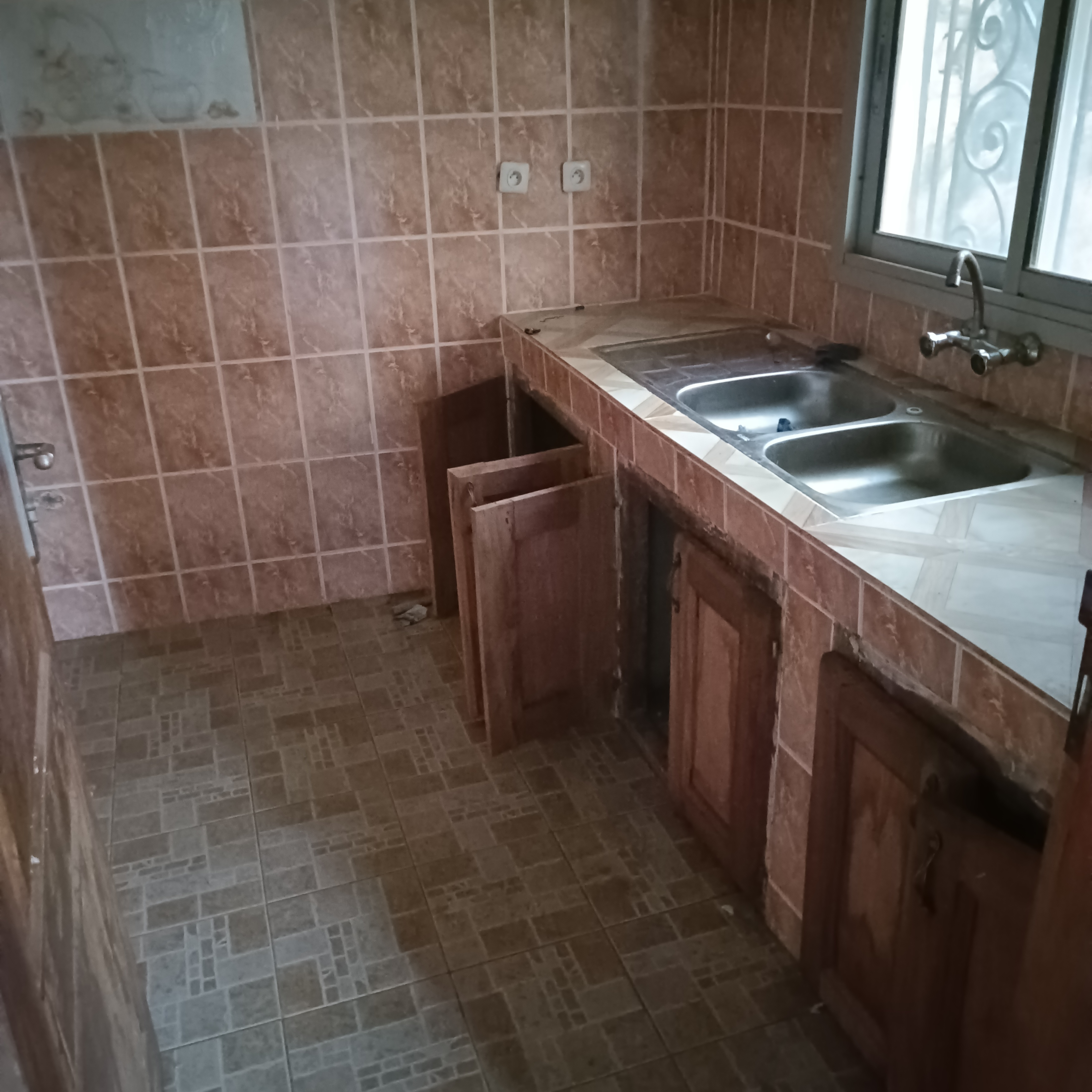 Apartment to rent - Yaoundé, Bastos, Golf - 1 living room(s), 2 bedroom(s), 3 bathroom(s) - 2 500 000 FCFA / month