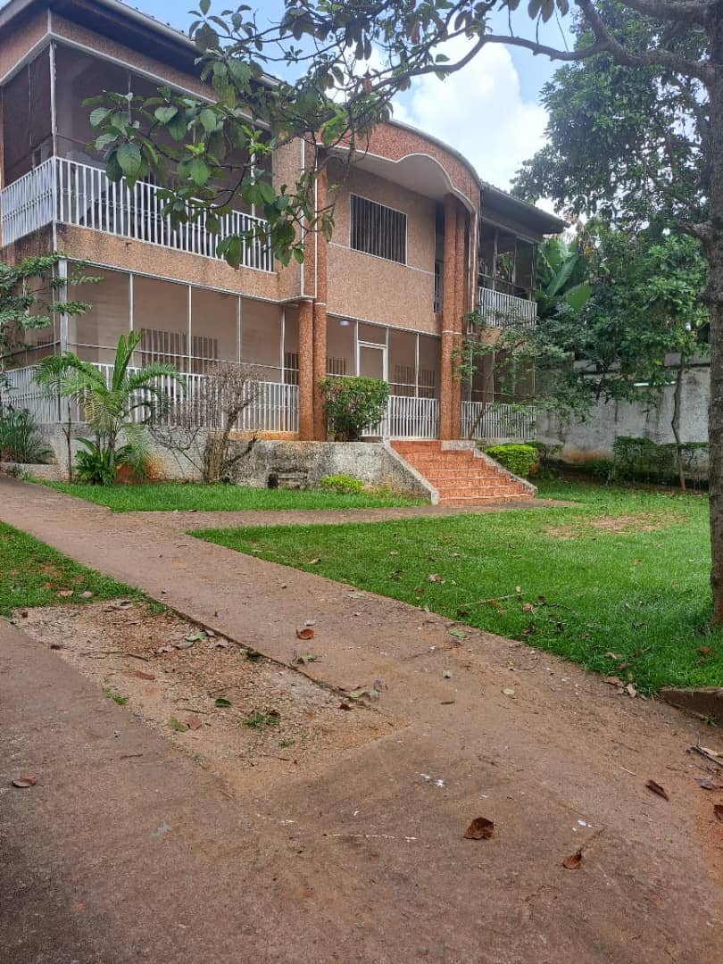 Maison (Duplex) à louer - Yaoundé, Bastos, Bastos centre - 2 salon(s), 5 chambre(s), 4 salle(s) de bains - 1 500 000 FCFA / mois