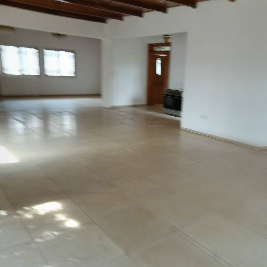 Maison (Villa) à louer - Yaoundé, Bastos, Bastos - 1 salon(s), 4 chambre(s), 5 salle(s) de bains - 2 500 000 FCFA / mois