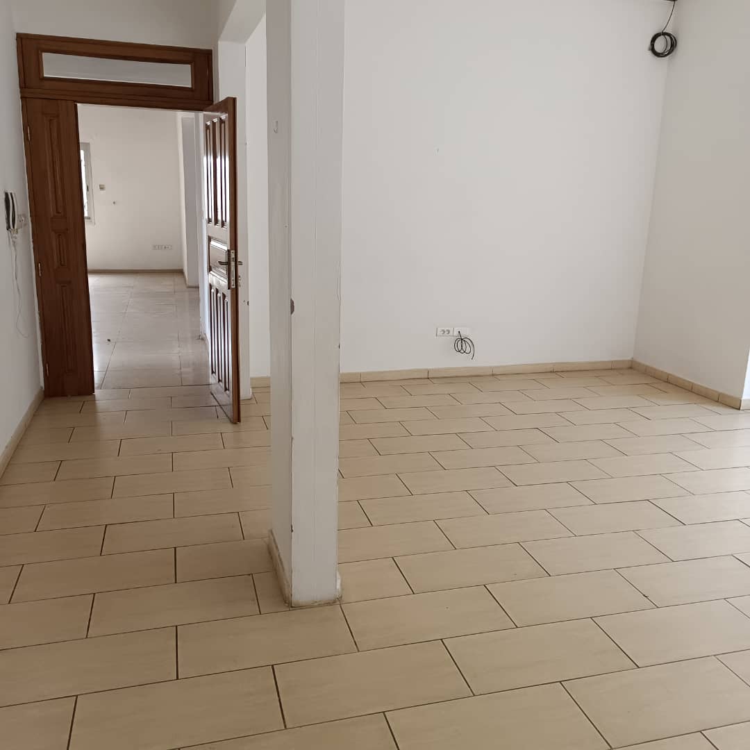 Maison (Villa) à louer - Yaoundé, Bastos, Bastos - 1 salon(s), 4 chambre(s), 5 salle(s) de bains - 2 500 000 FCFA / mois