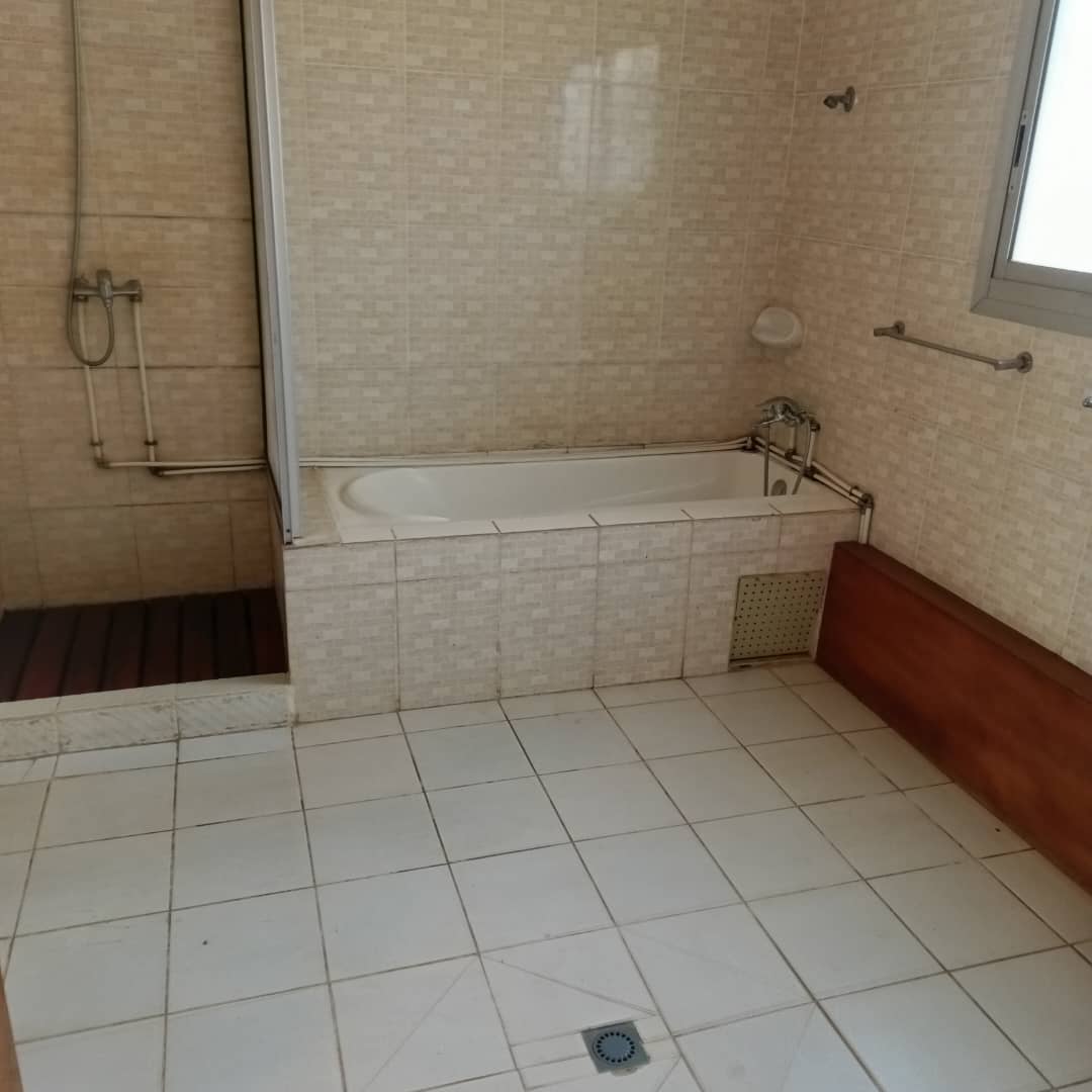 Maison (Villa) à louer - Yaoundé, Bastos, Bastos - 1 salon(s), 4 chambre(s), 5 salle(s) de bains - 2 500 000 FCFA / mois