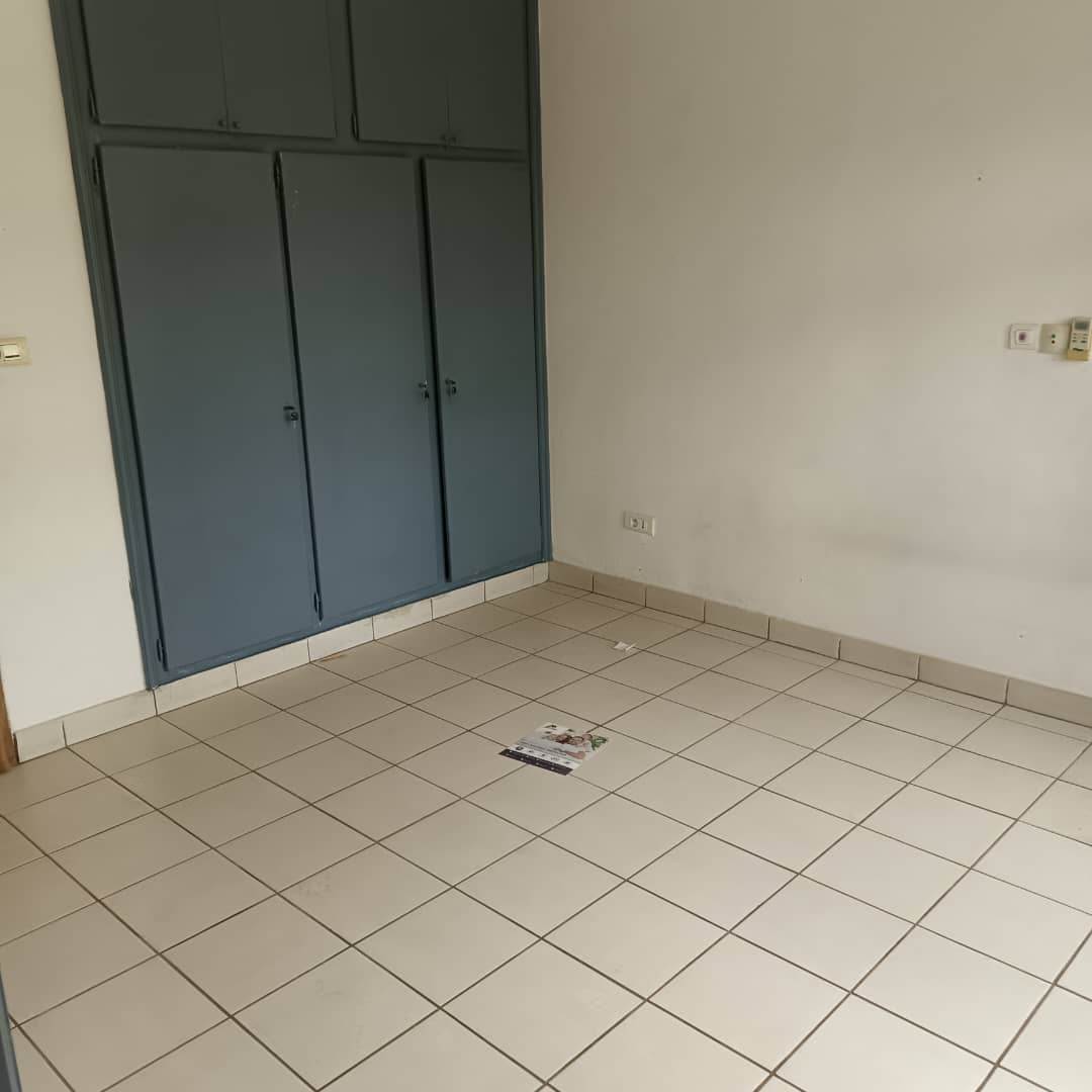 Office to rent at Yaoundé, Bastos, Bastos - 700 m2 - 2 500 000 FCFA