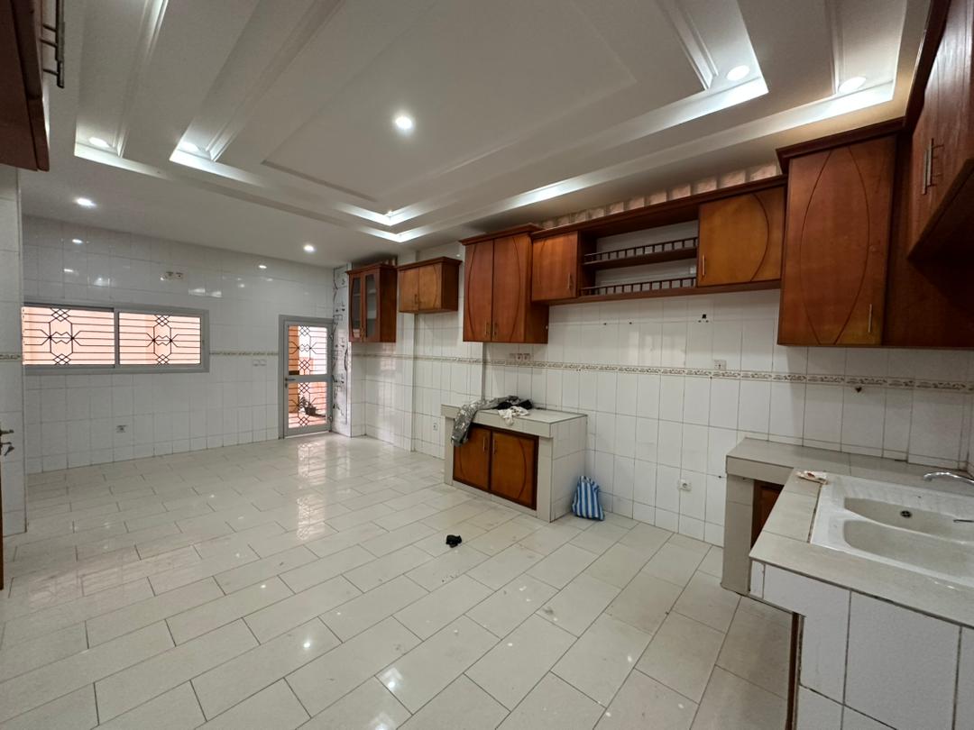 Office to rent at Yaoundé, Bastos, Bastos - 1000 m2 - 3 000 000 FCFA