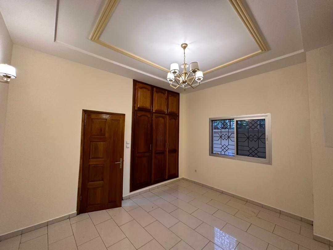 Office to rent at Yaoundé, Bastos, Bastos - 1000 m2 - 3 000 000 FCFA