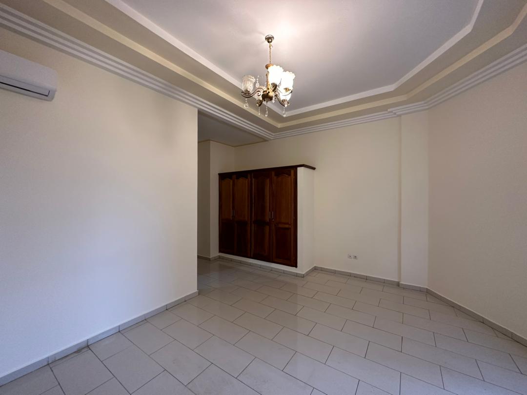 Office to rent at Yaoundé, Bastos, Bastos - 1000 m2 - 3 000 000 FCFA