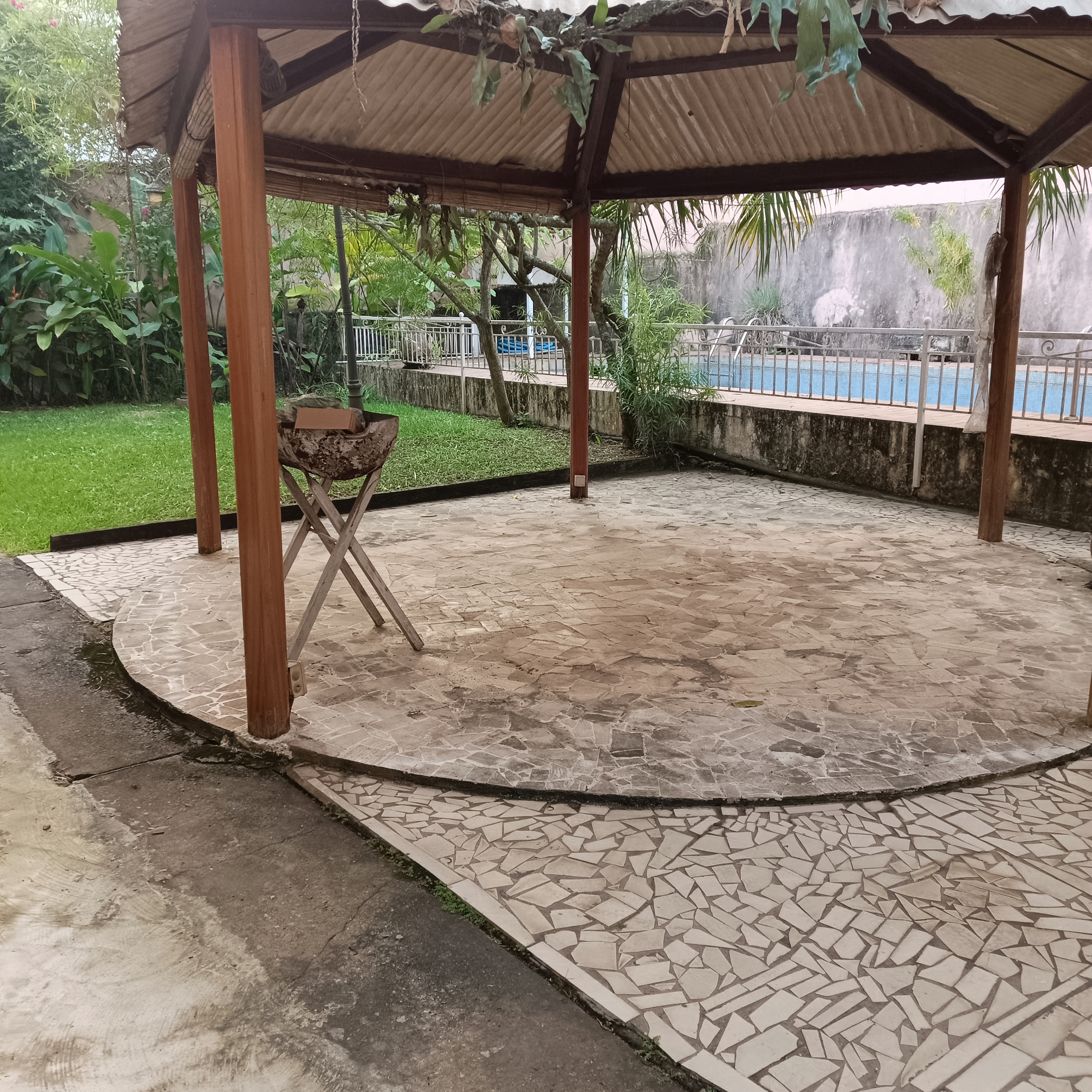 Apartment to rent - Yaoundé, Bastos, Bastos(appartement individuelle avec piscine) - 1 living room(s), 3 bedroom(s), 3 bathroom(s) - 1 600 000 FCFA / month
