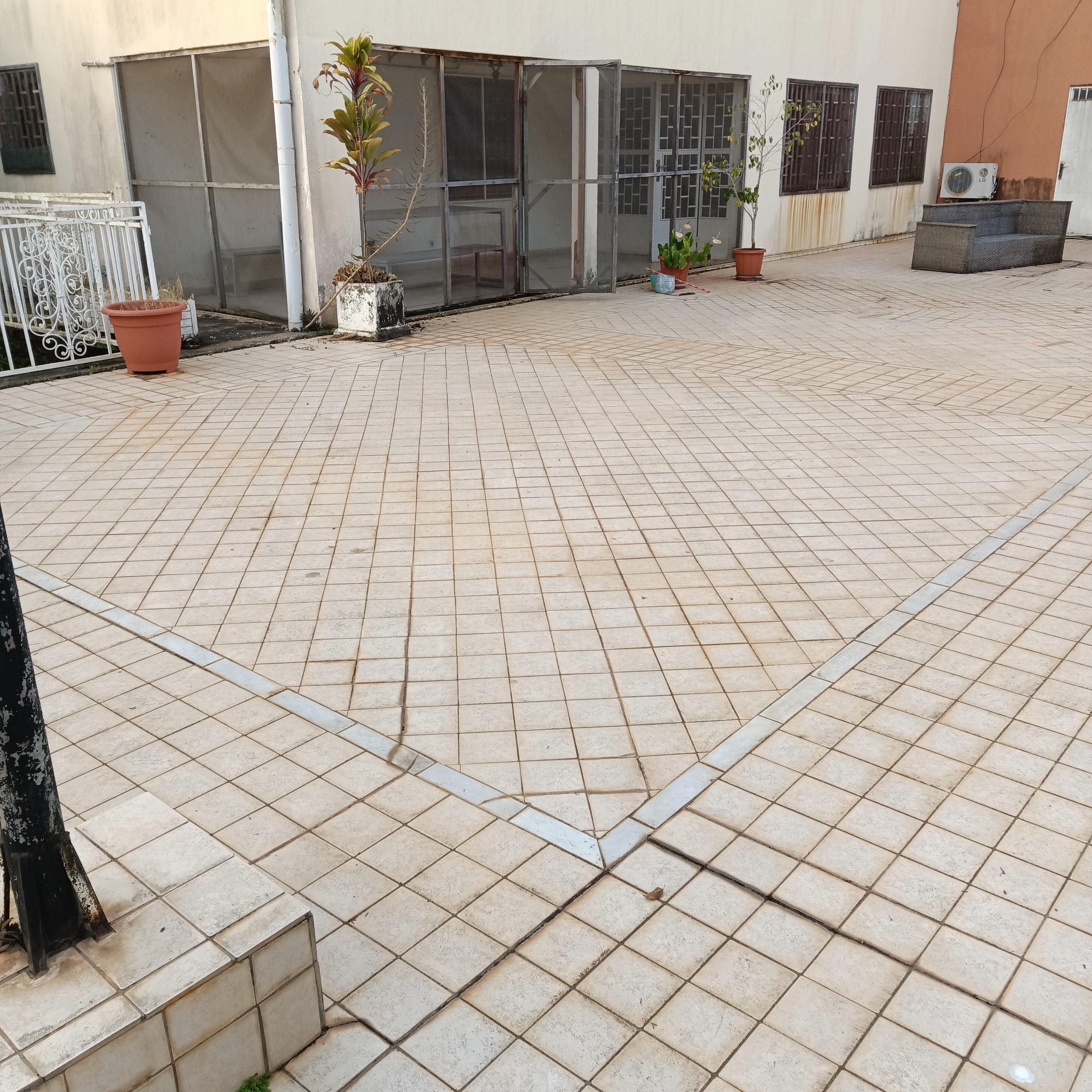 Apartment to rent - Yaoundé, Bastos, Bastos(appartement individuelle avec piscine) - 1 living room(s), 3 bedroom(s), 3 bathroom(s) - 1 600 000 FCFA / month
