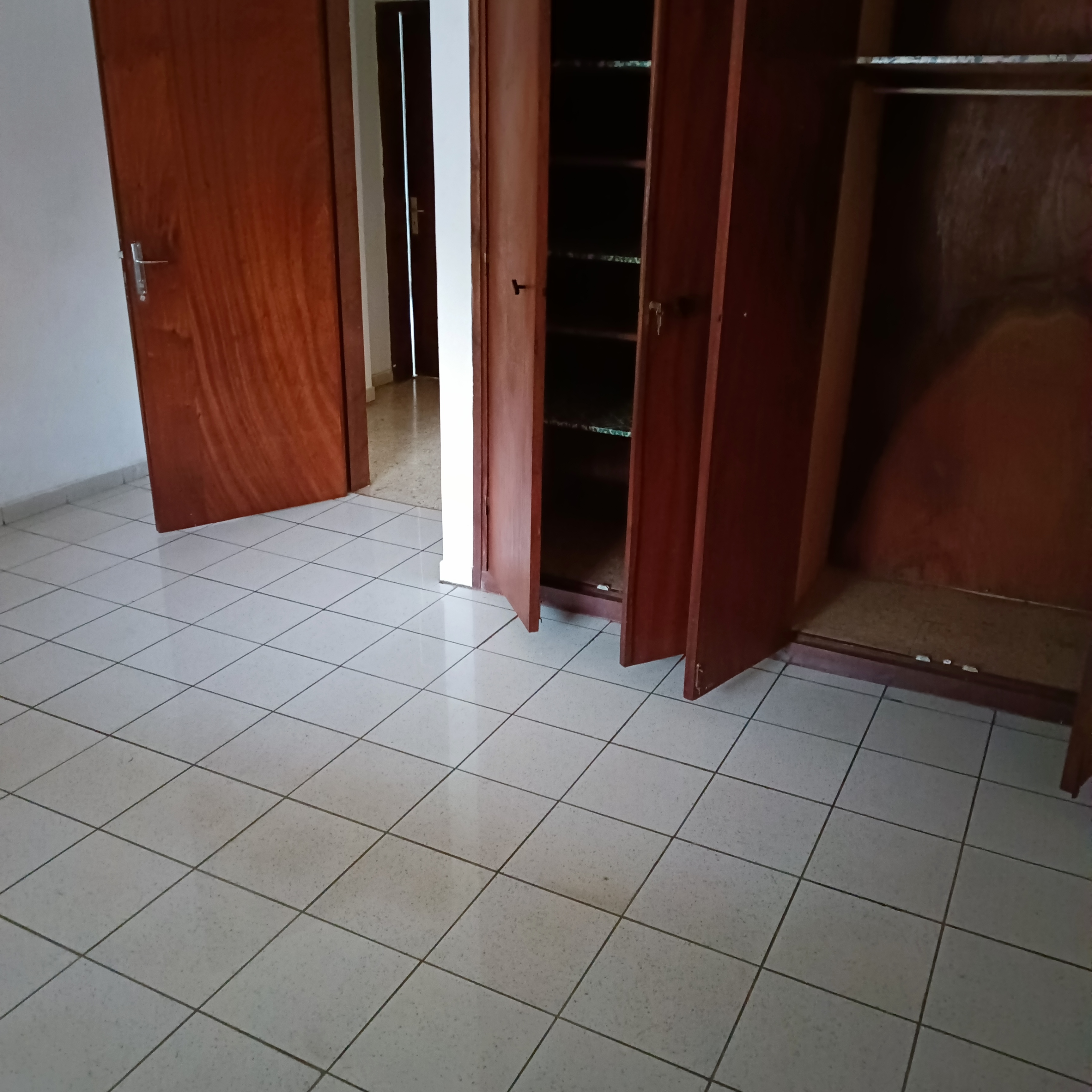 Apartment to rent - Yaoundé, Bastos, Bastos(appartement individuelle avec piscine) - 1 living room(s), 3 bedroom(s), 3 bathroom(s) - 1 600 000 FCFA / month