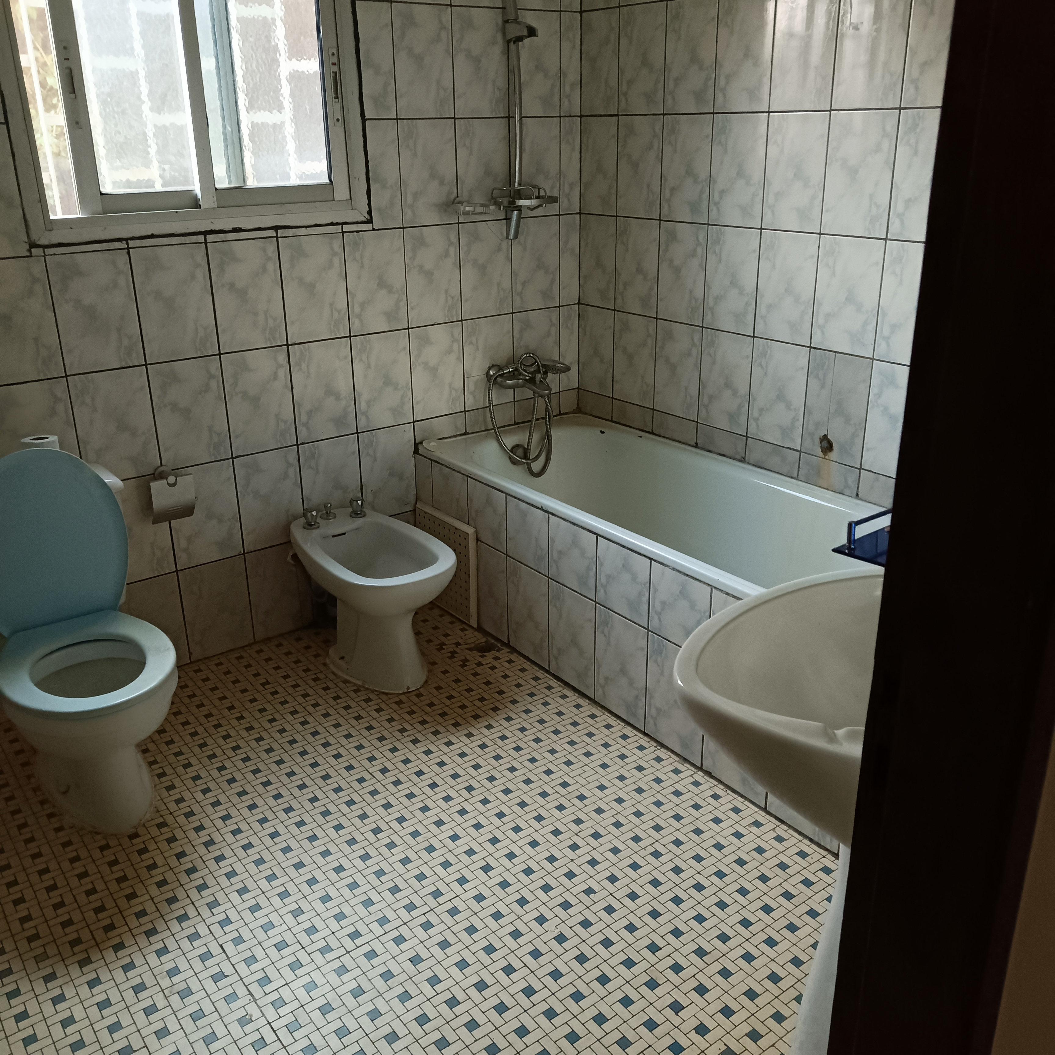 Apartment to rent - Yaoundé, Bastos, Bastos(appartement individuelle avec piscine) - 1 living room(s), 3 bedroom(s), 3 bathroom(s) - 1 600 000 FCFA / month