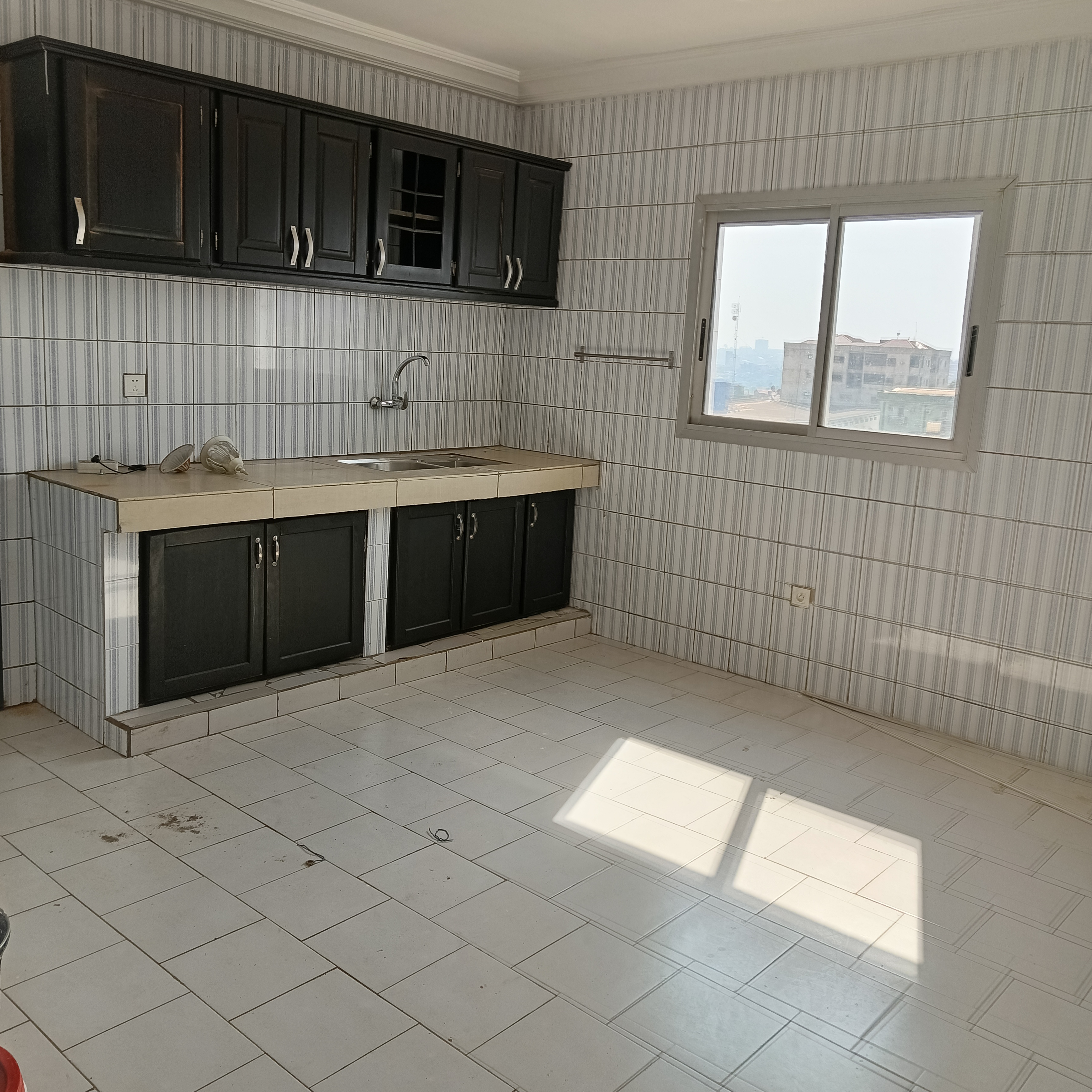 Apartment to rent - Yaoundé, Mfandena, Omnisport - 1 living room(s), 2 bedroom(s), 3 bathroom(s) - 350 000 FCFA / month