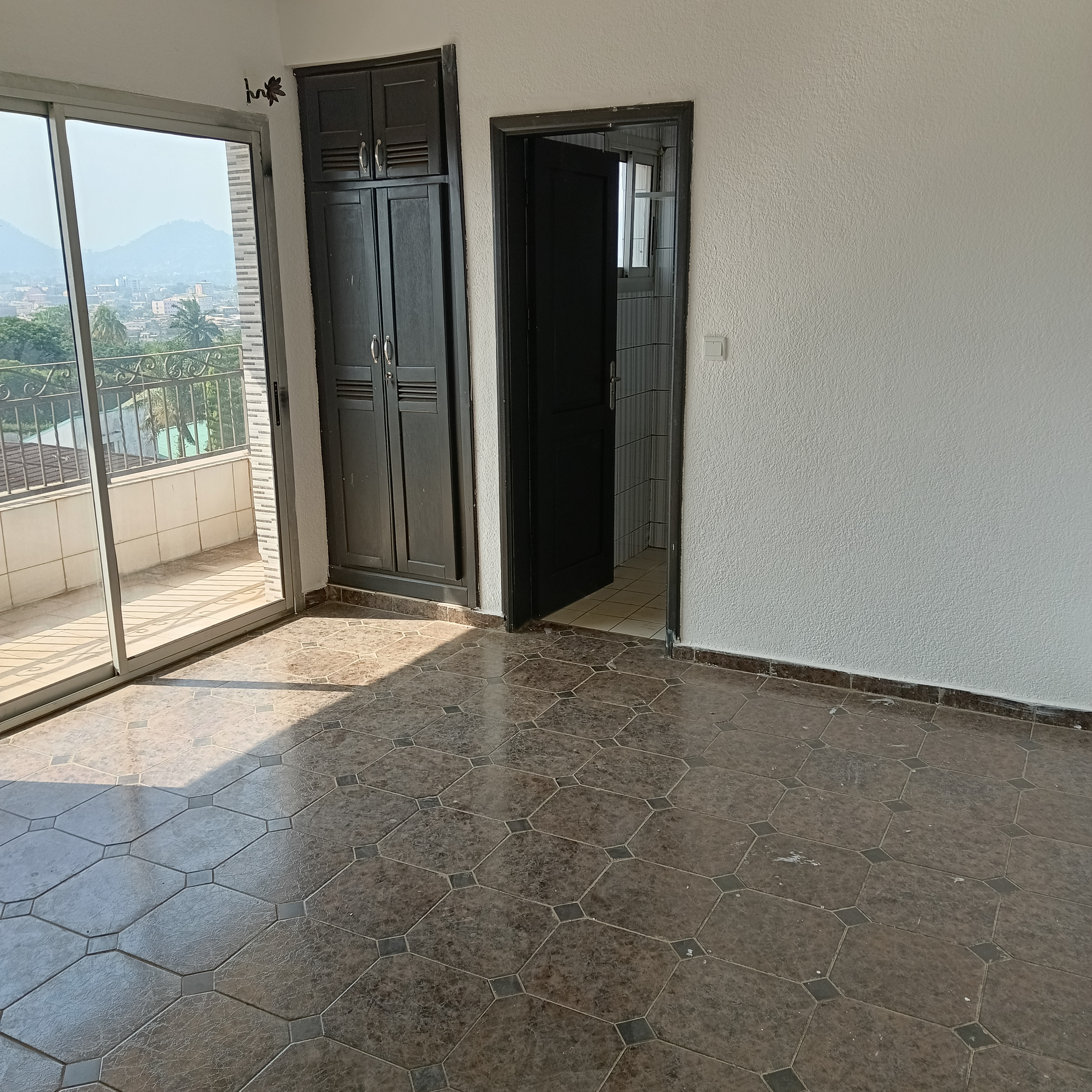 Apartment to rent - Yaoundé, Mfandena, Omnisport - 1 living room(s), 2 bedroom(s), 3 bathroom(s) - 350 000 FCFA / month