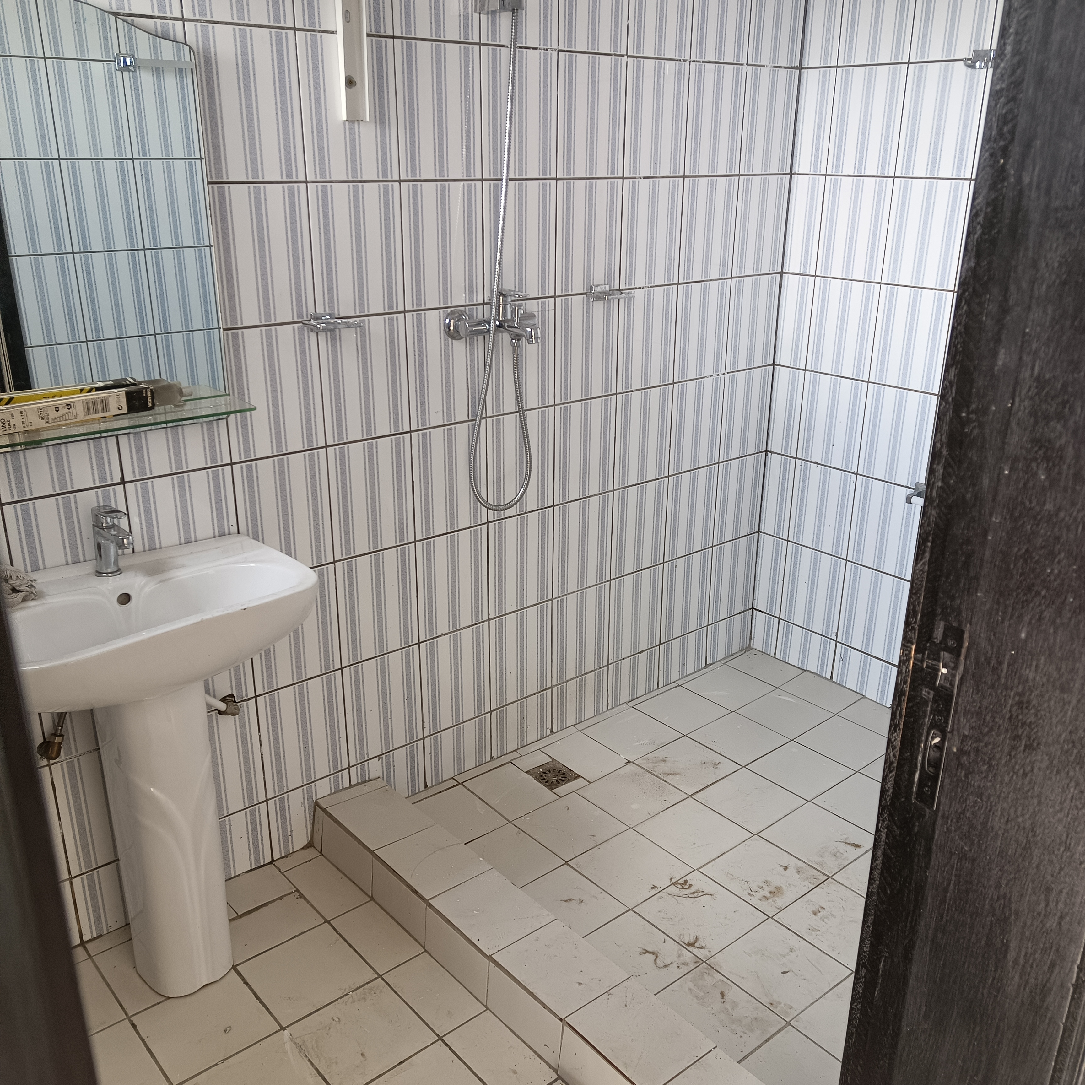 Apartment to rent - Yaoundé, Mfandena, Omnisport - 1 living room(s), 2 bedroom(s), 3 bathroom(s) - 350 000 FCFA / month