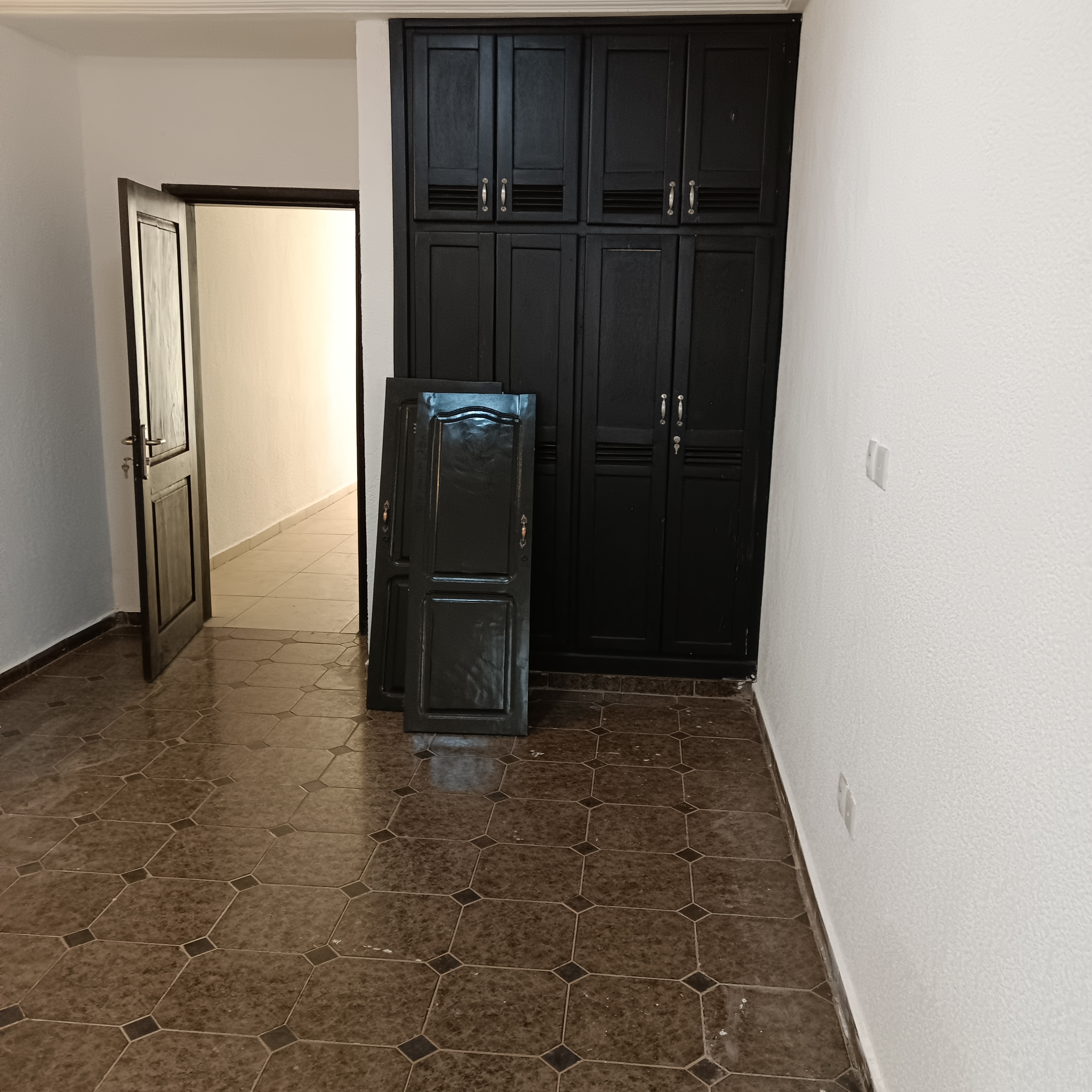 Apartment to rent - Yaoundé, Mfandena, Omnisport - 1 living room(s), 2 bedroom(s), 3 bathroom(s) - 350 000 FCFA / month