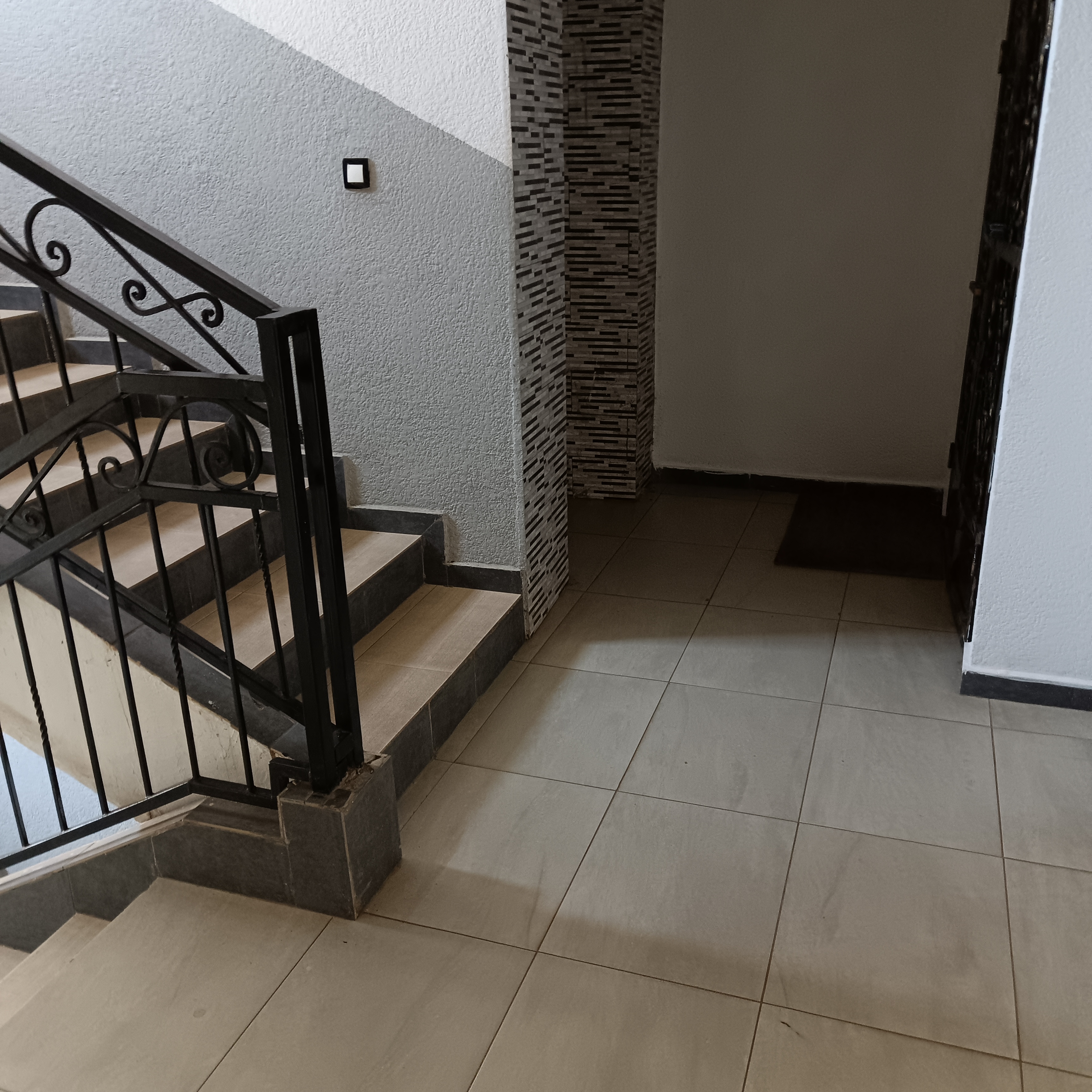 Apartment to rent - Yaoundé, Mfandena, Omnisport - 1 living room(s), 2 bedroom(s), 3 bathroom(s) - 350 000 FCFA / month