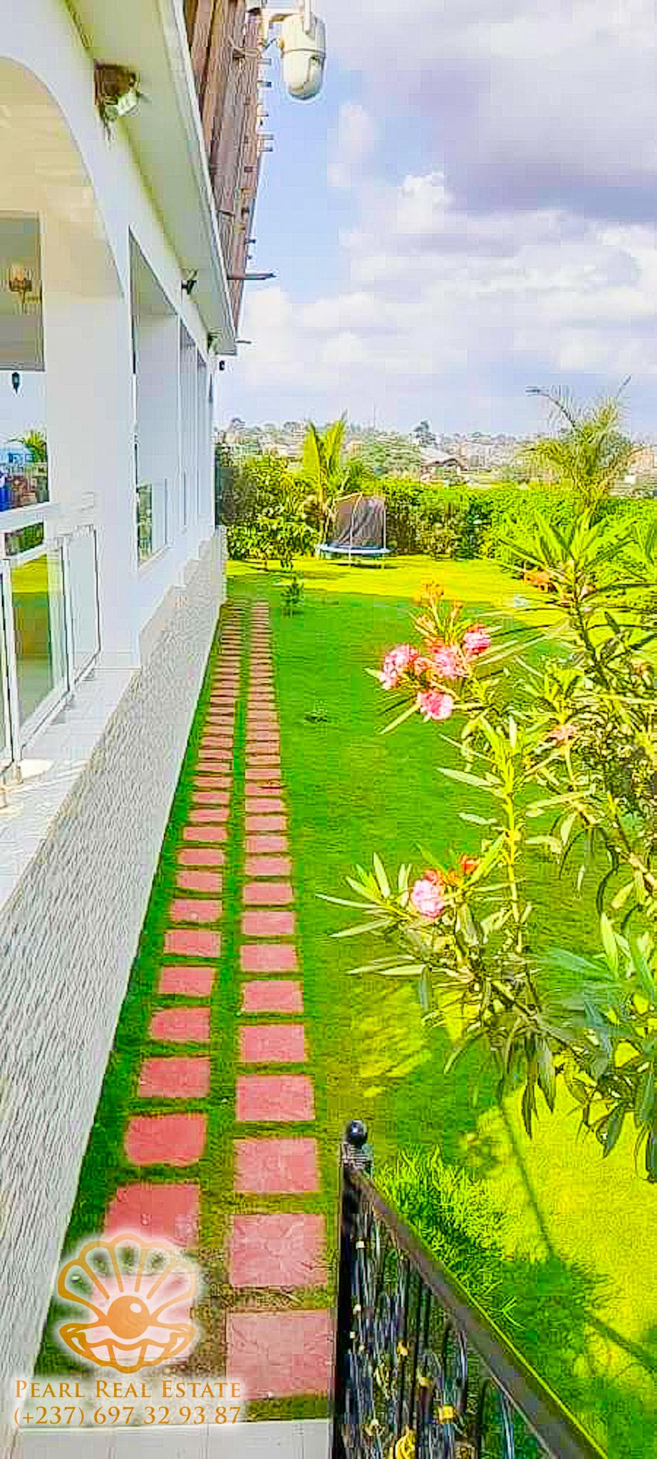 Maison (Villa) à louer - Yaoundé, Centre administratif, Centre-ville - 1 salon(s), 3 chambre(s), 2 salle(s) de bains - 600 000 FCFA / mois