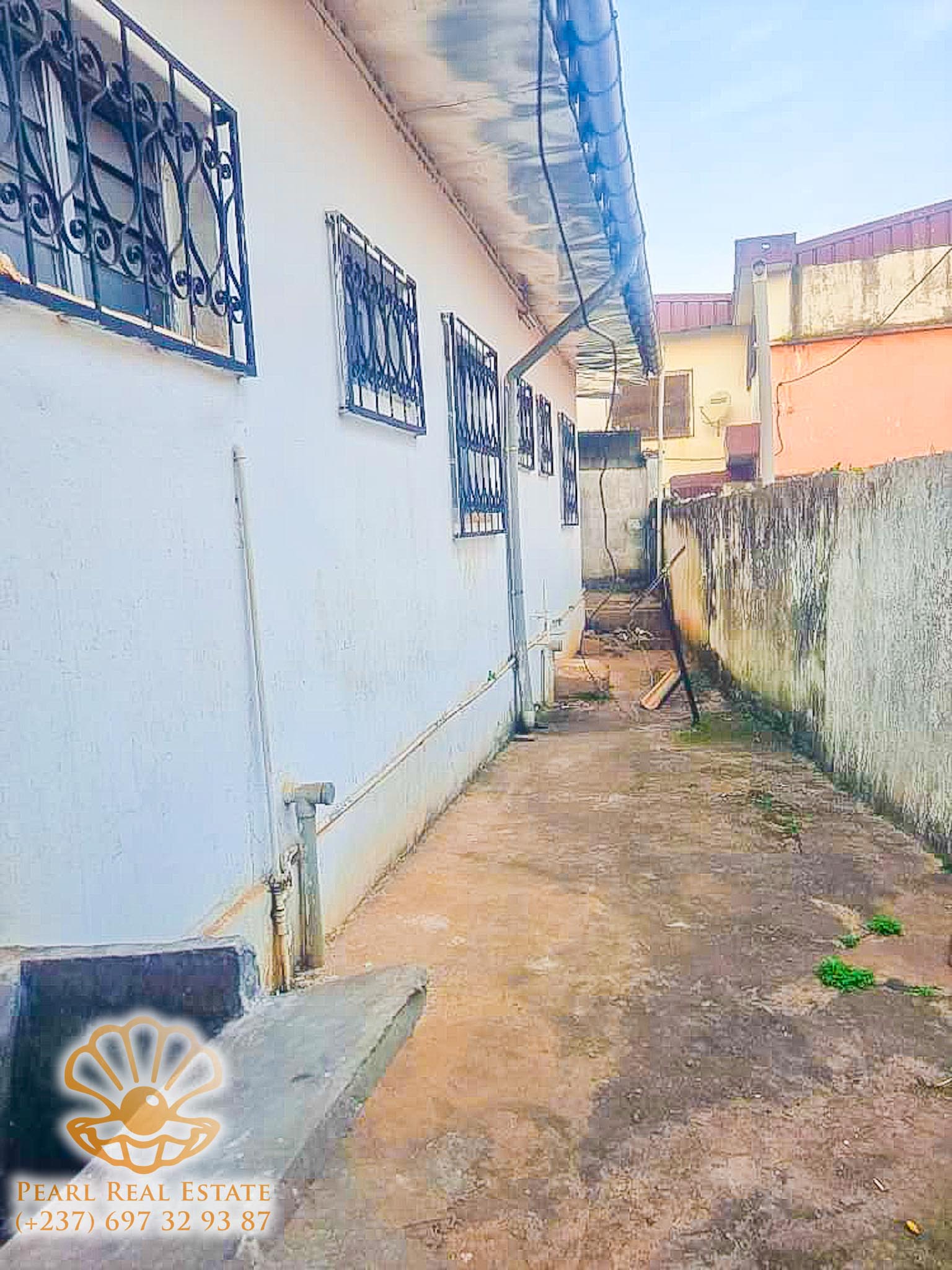 Maison (Villa) à louer - Yaoundé, Bastos, Nouvelle route Bastos - 1 salon(s), 4 chambre(s), 3 salle(s) de bains - 400 000 FCFA / mois