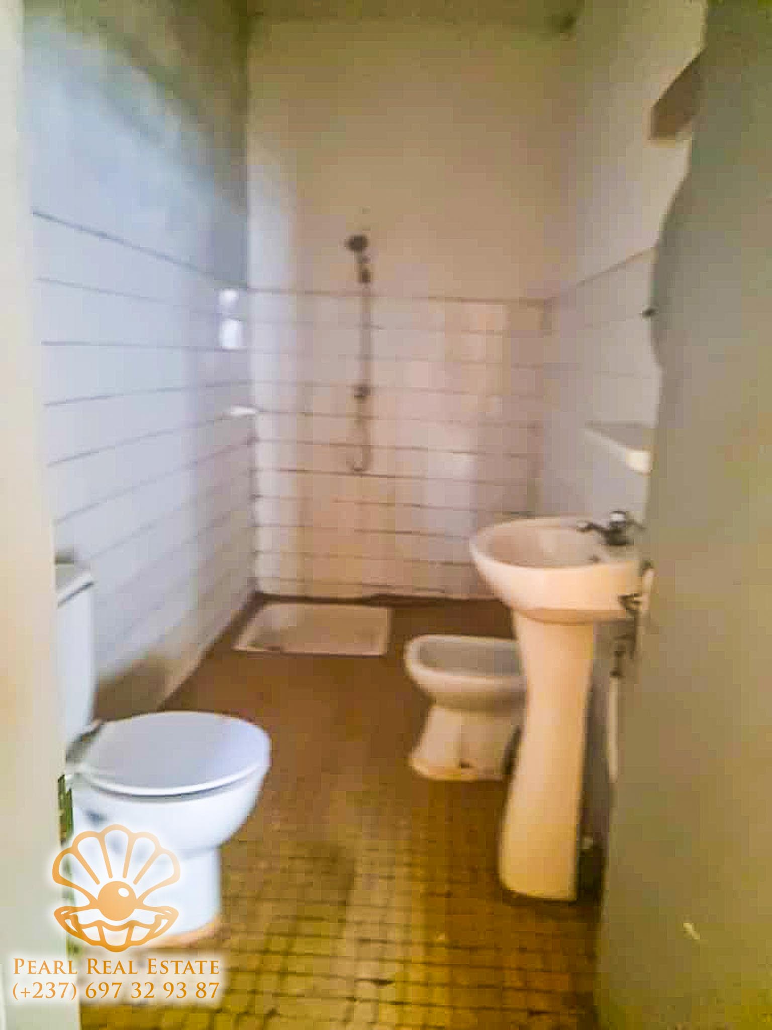 Maison (Villa) à louer - Yaoundé, Bastos, Nouvelle route Bastos - 1 salon(s), 4 chambre(s), 3 salle(s) de bains - 400 000 FCFA / mois