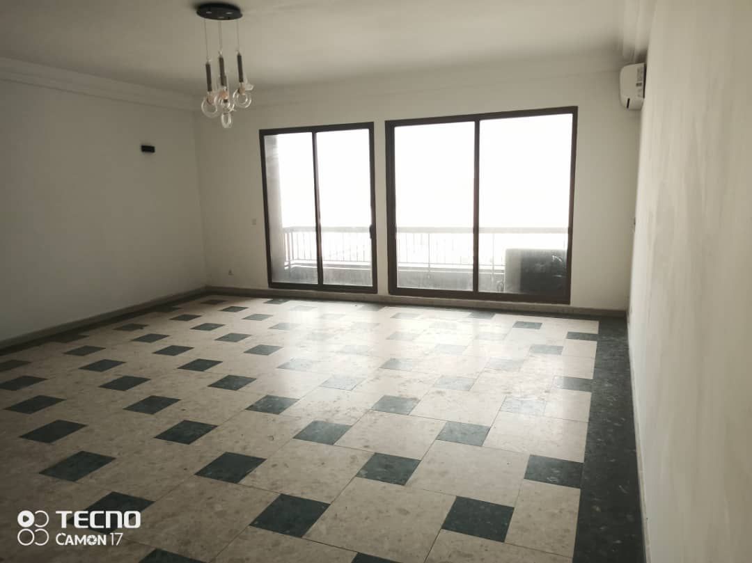 Apartment to rent - Douala, Akwa I, AKWA - 1 living room(s), 3 bedroom(s), 2 bathroom(s) - 1 200 000 FCFA / month