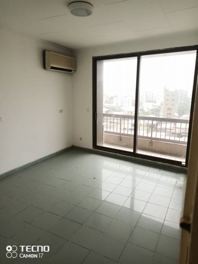 Apartment to rent - Douala, Akwa I, AKWA - 1 living room(s), 3 bedroom(s), 2 bathroom(s) - 1 200 000 FCFA / month