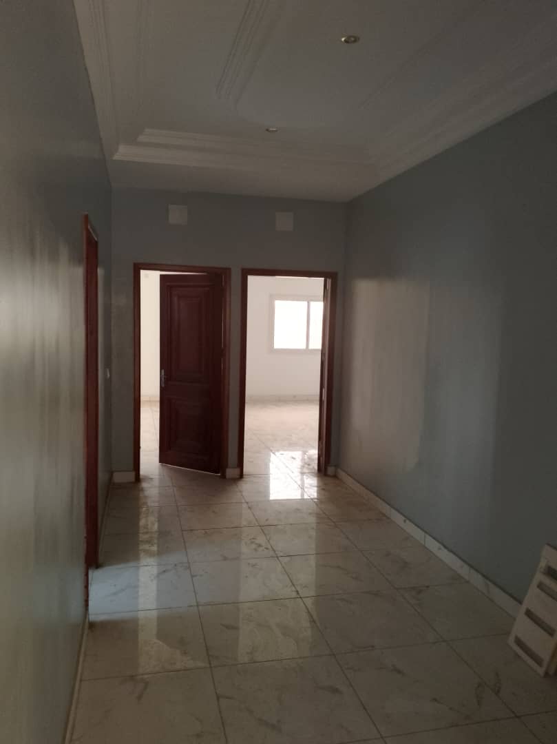 Bureau à louer à Yaoundé, Mfandena, Omnisport - 400 m2 - 900 000 FCFA