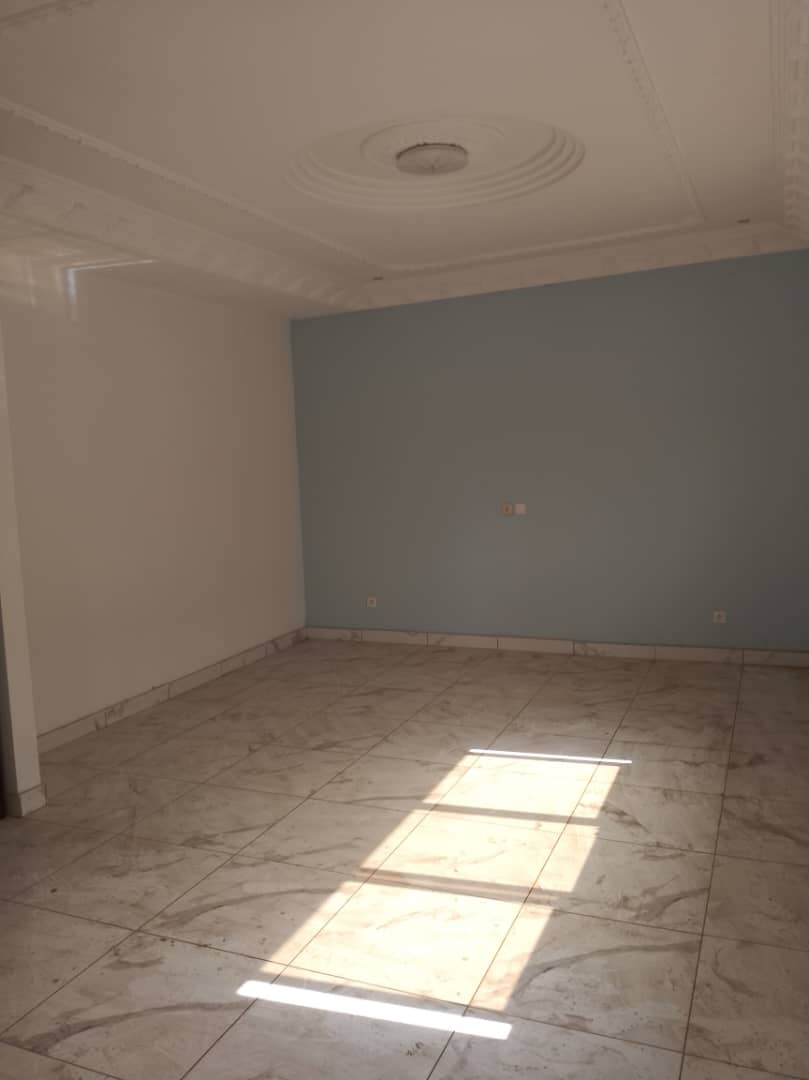 Bureau à louer à Yaoundé, Mfandena, Omnisport - 400 m2 - 900 000 FCFA