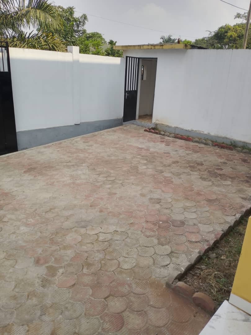 Bureau à louer à Yaoundé, Mfandena, Omnisport - 400 m2 - 900 000 FCFA