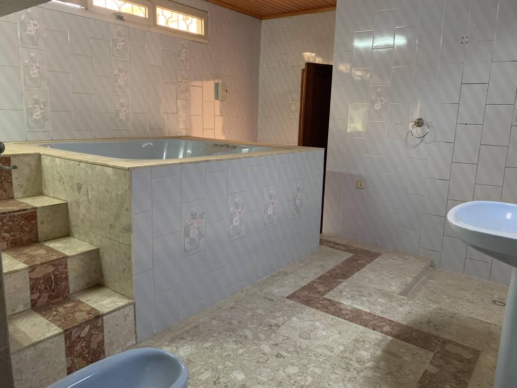 Office to rent at Yaoundé, Bastos, Bastos - 1000 m2 - 2 500 000 FCFA