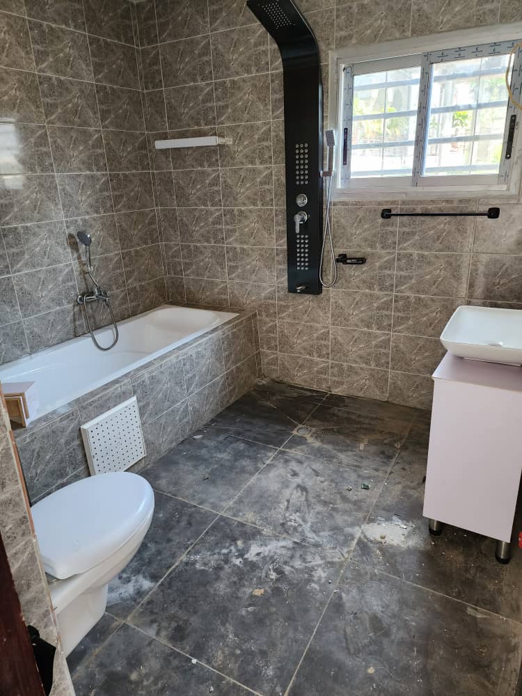 Maison (Duplex) à vendre - Yaoundé, Bastos, Golf (duplex avec piscine , hammam) - 1 salon(s), 4 chambre(s), 4 salle(s) de bains - 350 000 000 FCFA