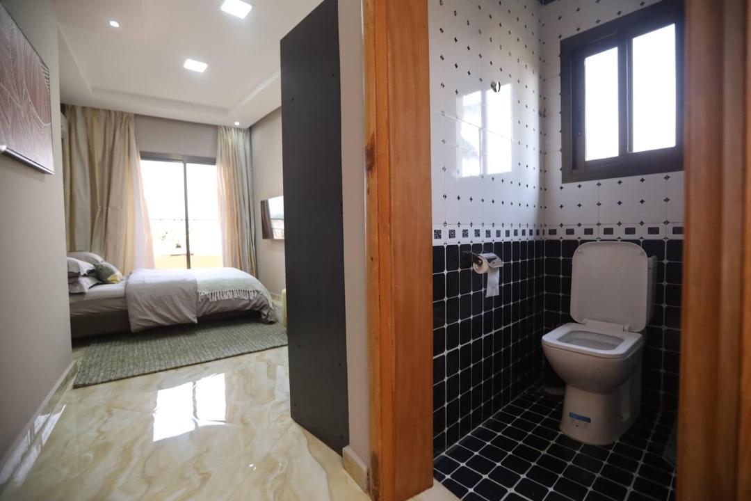 Apartment to rent - Yaoundé, Bastos, Bastos (studio meublé 100 .000 CFA à la nuitée) - 1 living room(s), 1 bedroom(s), 2 bathroom(s) - 2 500 000 FCFA / month
