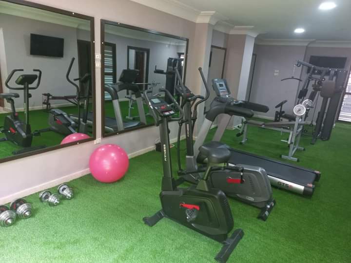 Apartment to rent - Yaoundé, Bastos, Bastos (studio meublé 100 .000 CFA à la nuitée) - 1 living room(s), 1 bedroom(s), 2 bathroom(s) - 2 500 000 FCFA / month