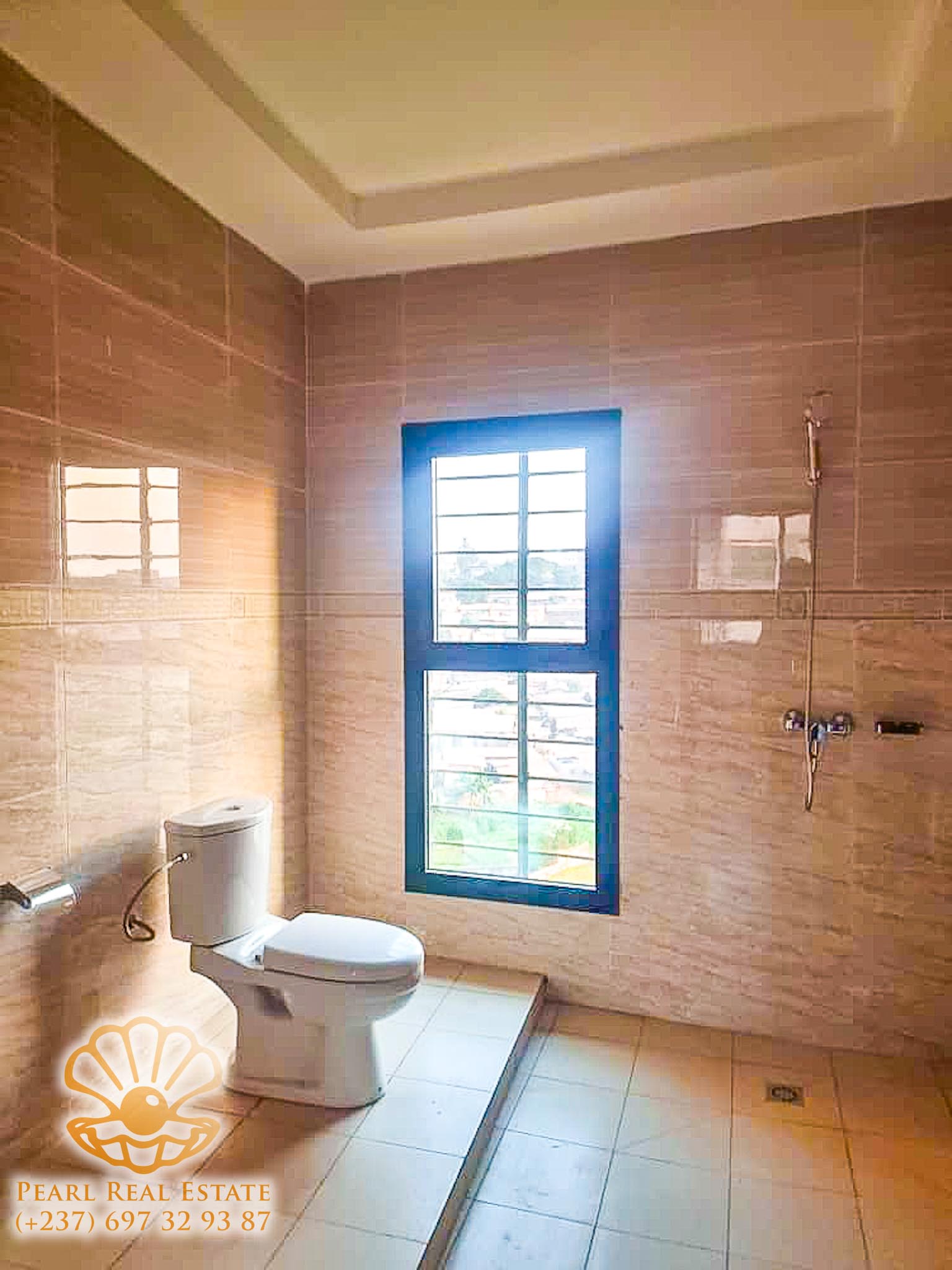 Apartment to rent - Yaoundé, Mfandena, Omnisports - 1 living room(s), 1 bedroom(s), 1 bathroom(s) - 250 000 FCFA / month