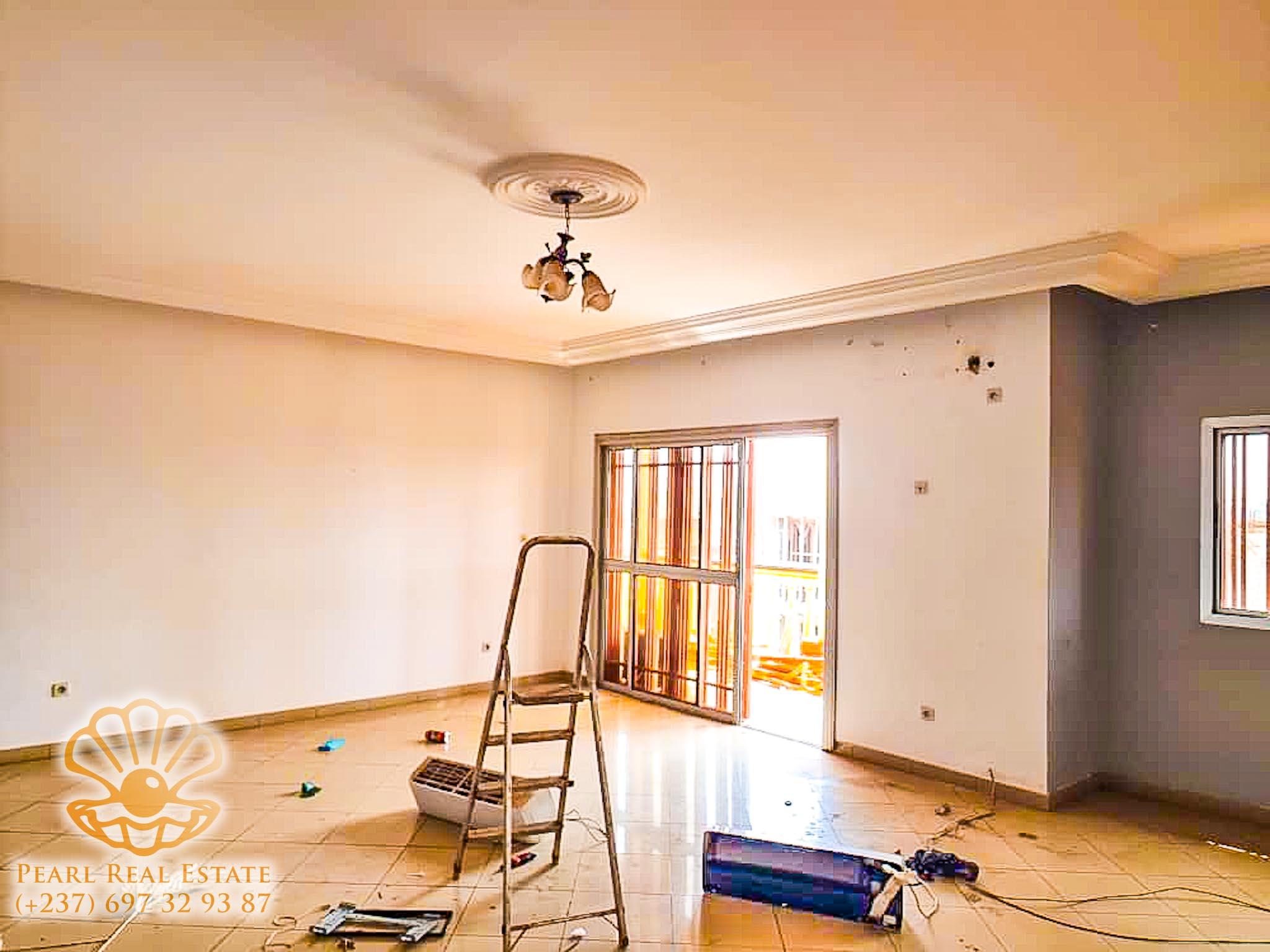 Apartment to rent - Yaoundé, Mfandena, Omnisports - 1 living room(s), 3 bedroom(s), 2 bathroom(s) - 400 000 FCFA / month