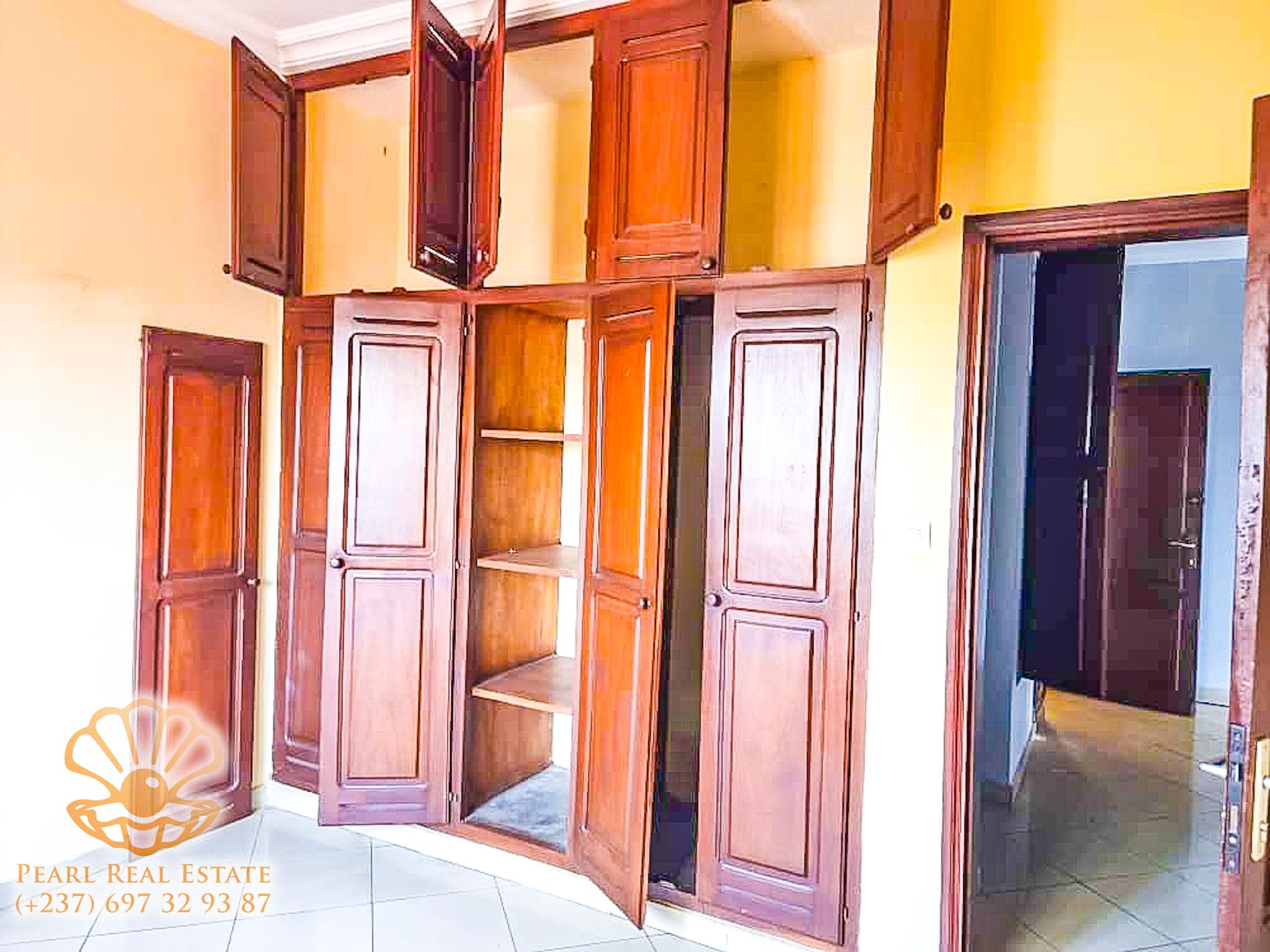 Appartement à louer - Yaoundé, Mfandena, Omnisports - 1 salon(s), 3 chambre(s), 2 salle(s) de bains - 400 000 FCFA / mois