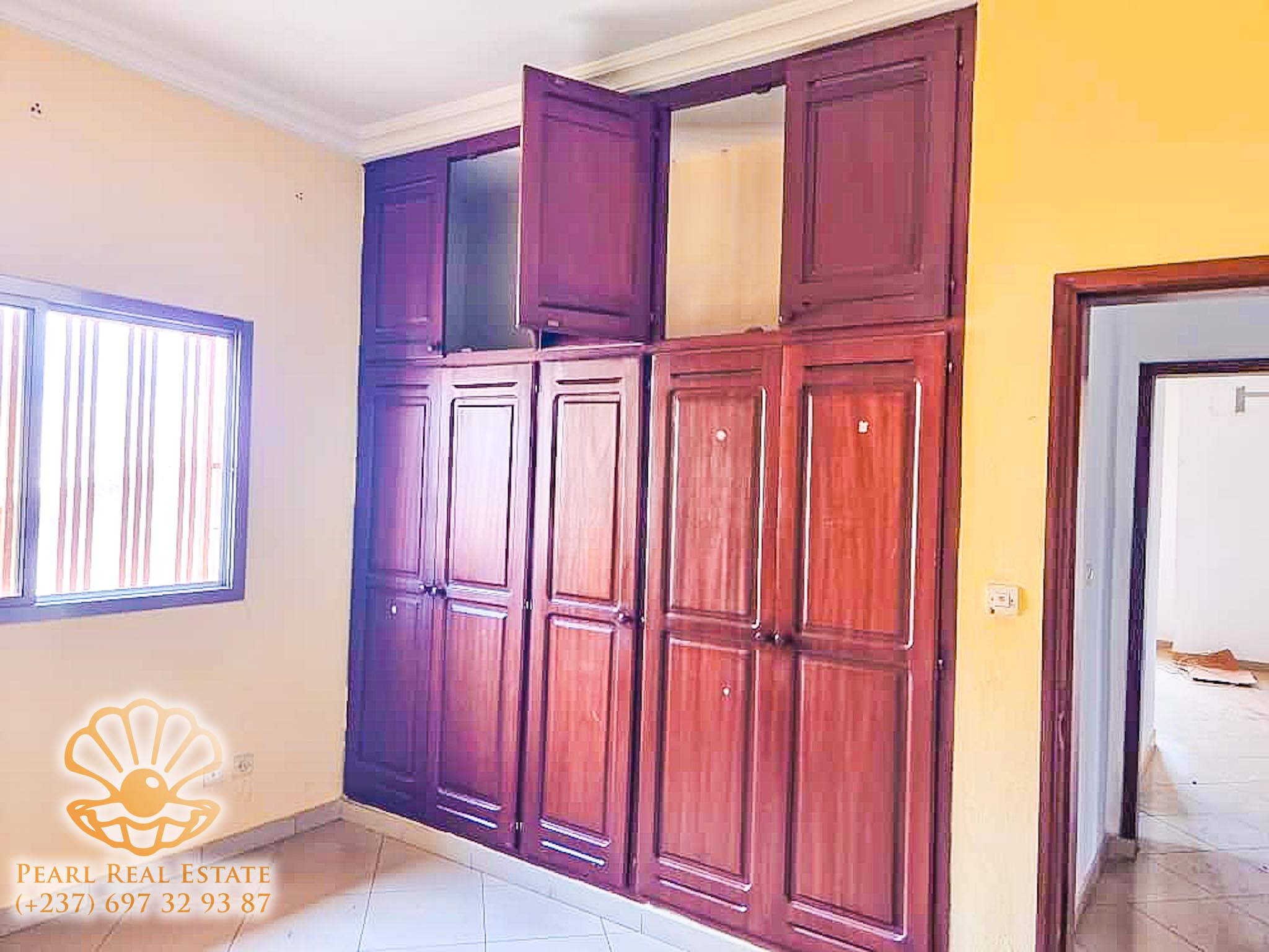 Appartement à louer - Yaoundé, Mfandena, Omnisports - 1 salon(s), 3 chambre(s), 2 salle(s) de bains - 400 000 FCFA / mois
