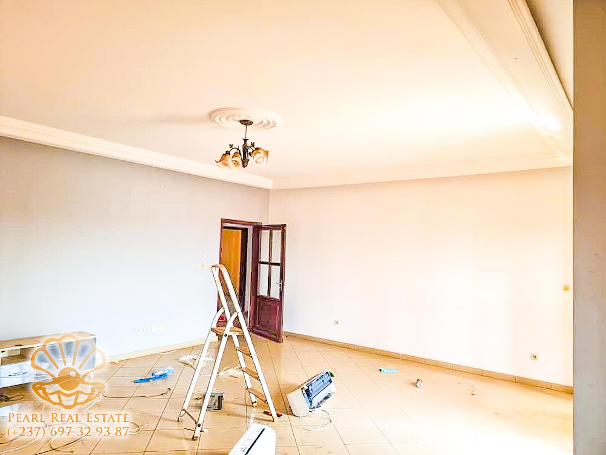 Appartement à louer - Yaoundé, Mfandena, Omnisports - 1 salon(s), 3 chambre(s), 2 salle(s) de bains - 400 000 FCFA / mois