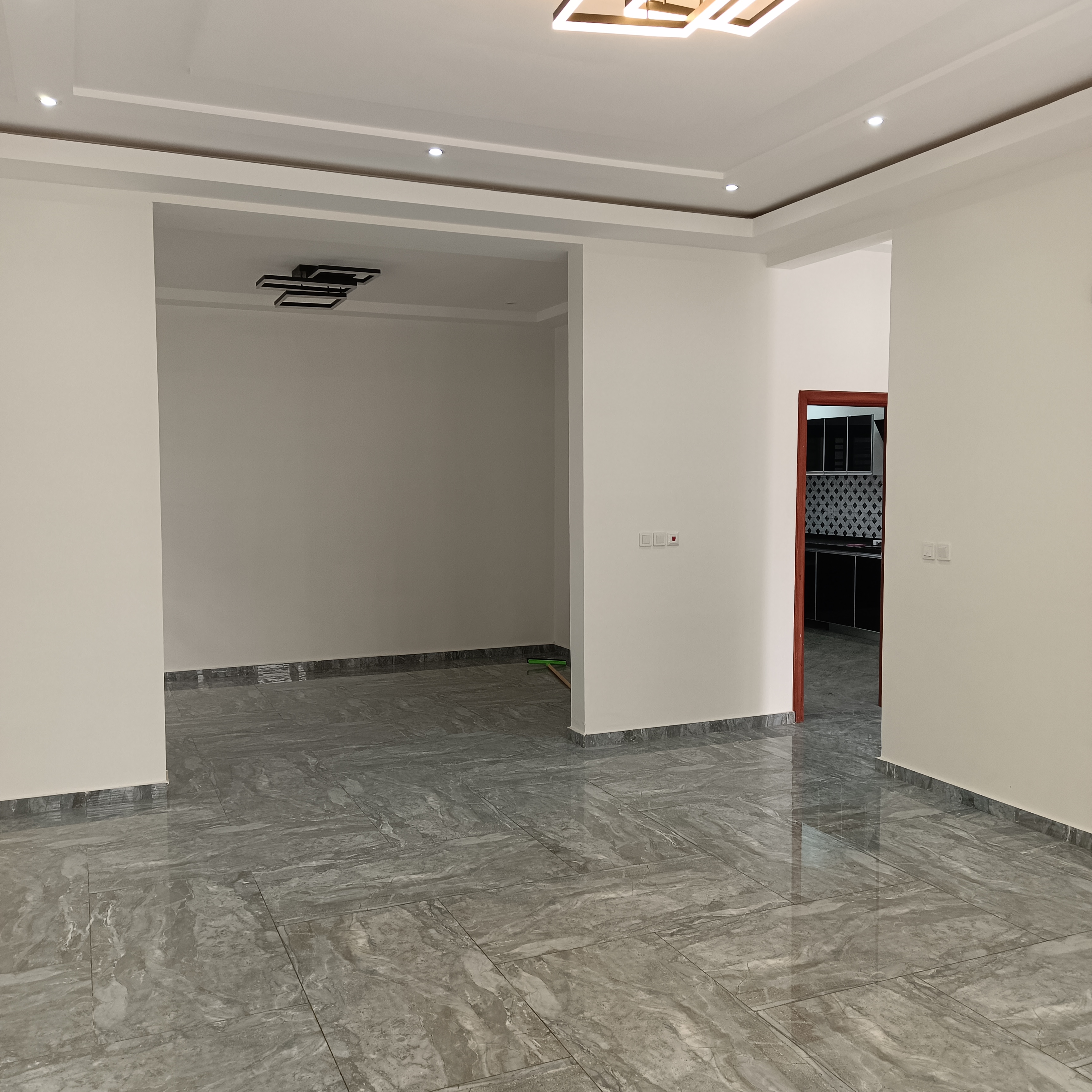 Maison (Triplex) à vendre - Yaoundé, Mfandena, Mfandena - 2 salon(s), 4 chambre(s), 5 salle(s) de bains - 275 000 000 FCFA